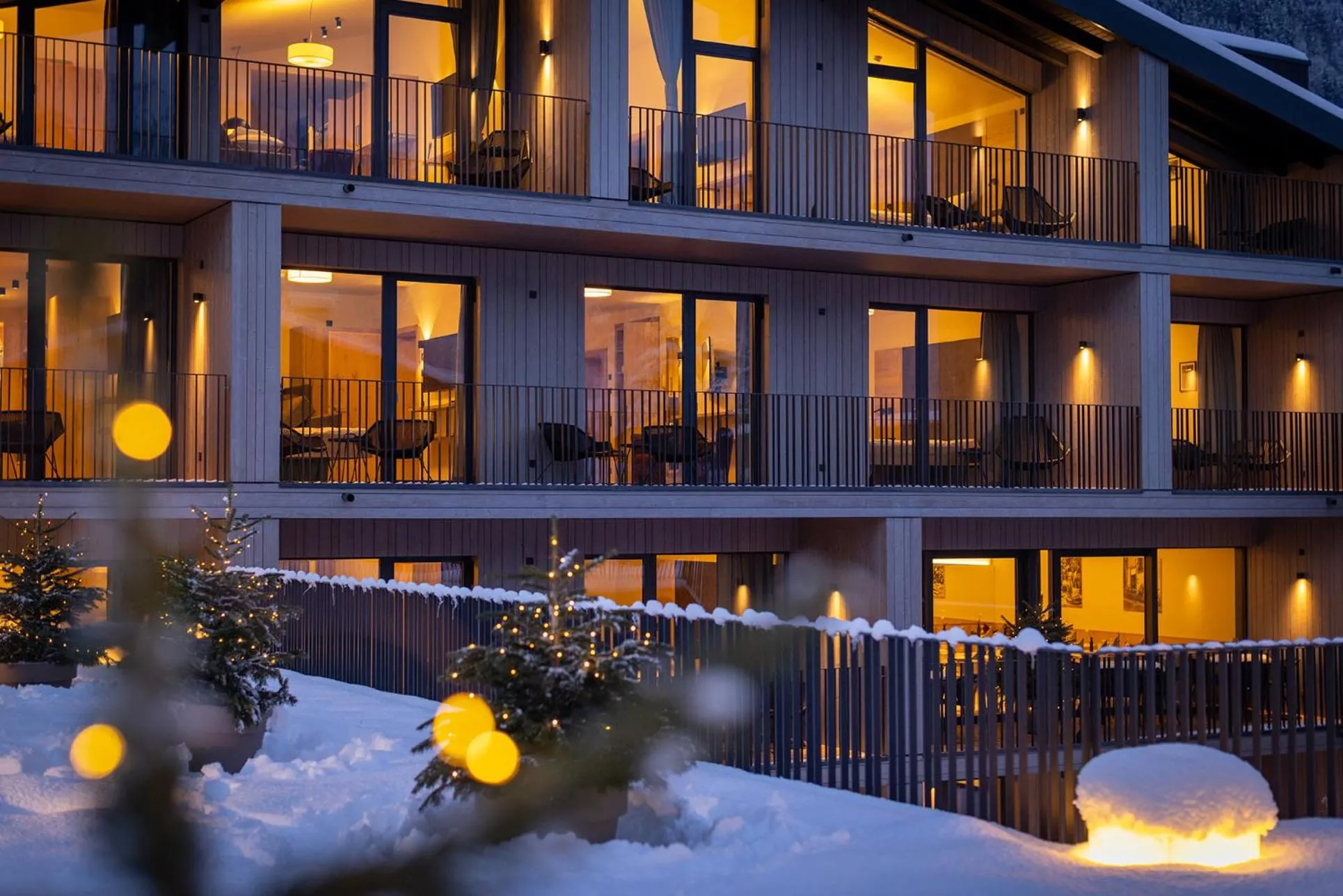 Property building in Emma Deluxe Aparthotel aircondition in summer & ganzjährig beheizter Außenpool direkt beim Skibus