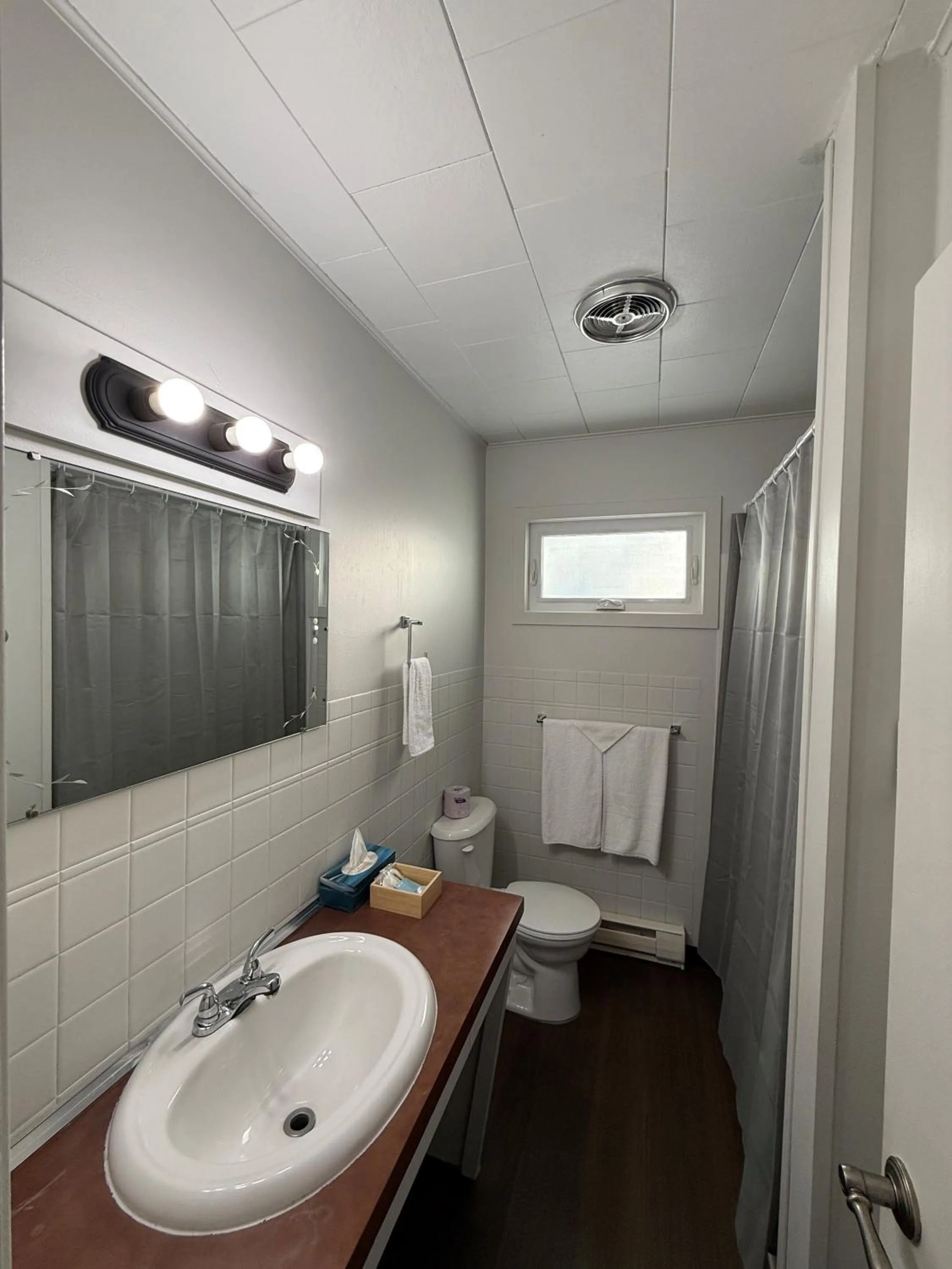 Bathroom in New Country Motel