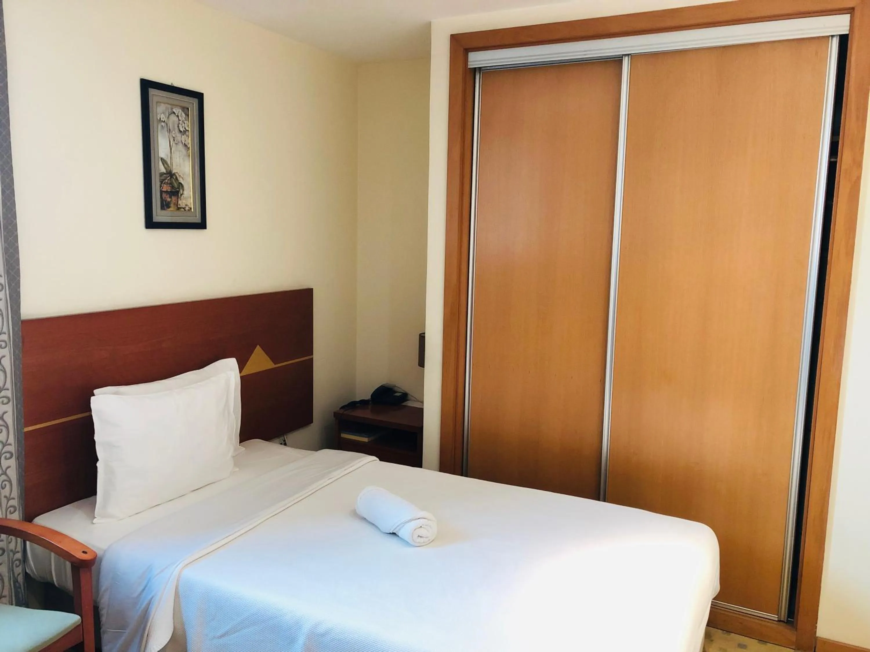 Bedroom, Bed in Golden Park Hotel