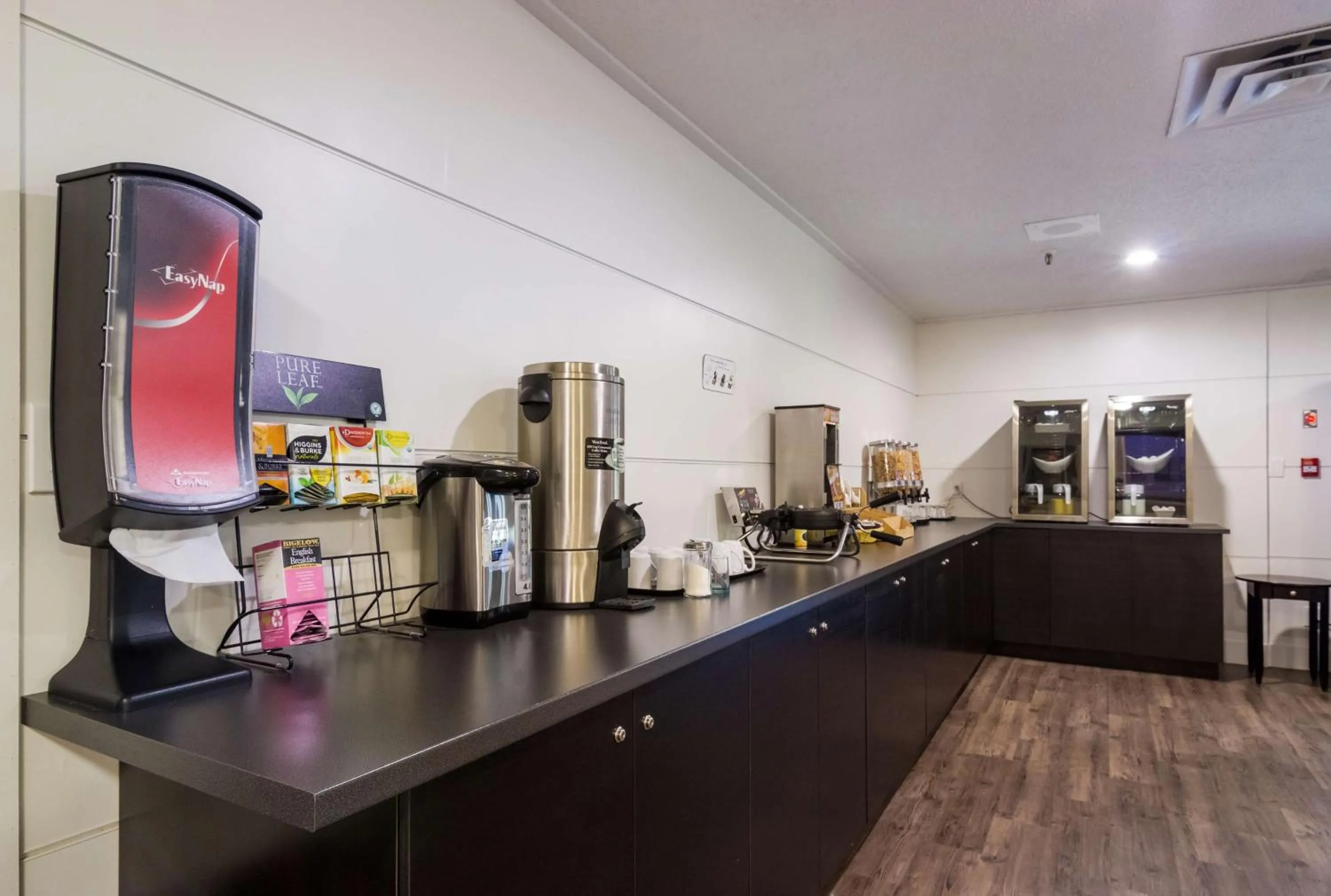 Breakfast, Kitchen/Kitchenette in Motel 6 Kerrobert, SK