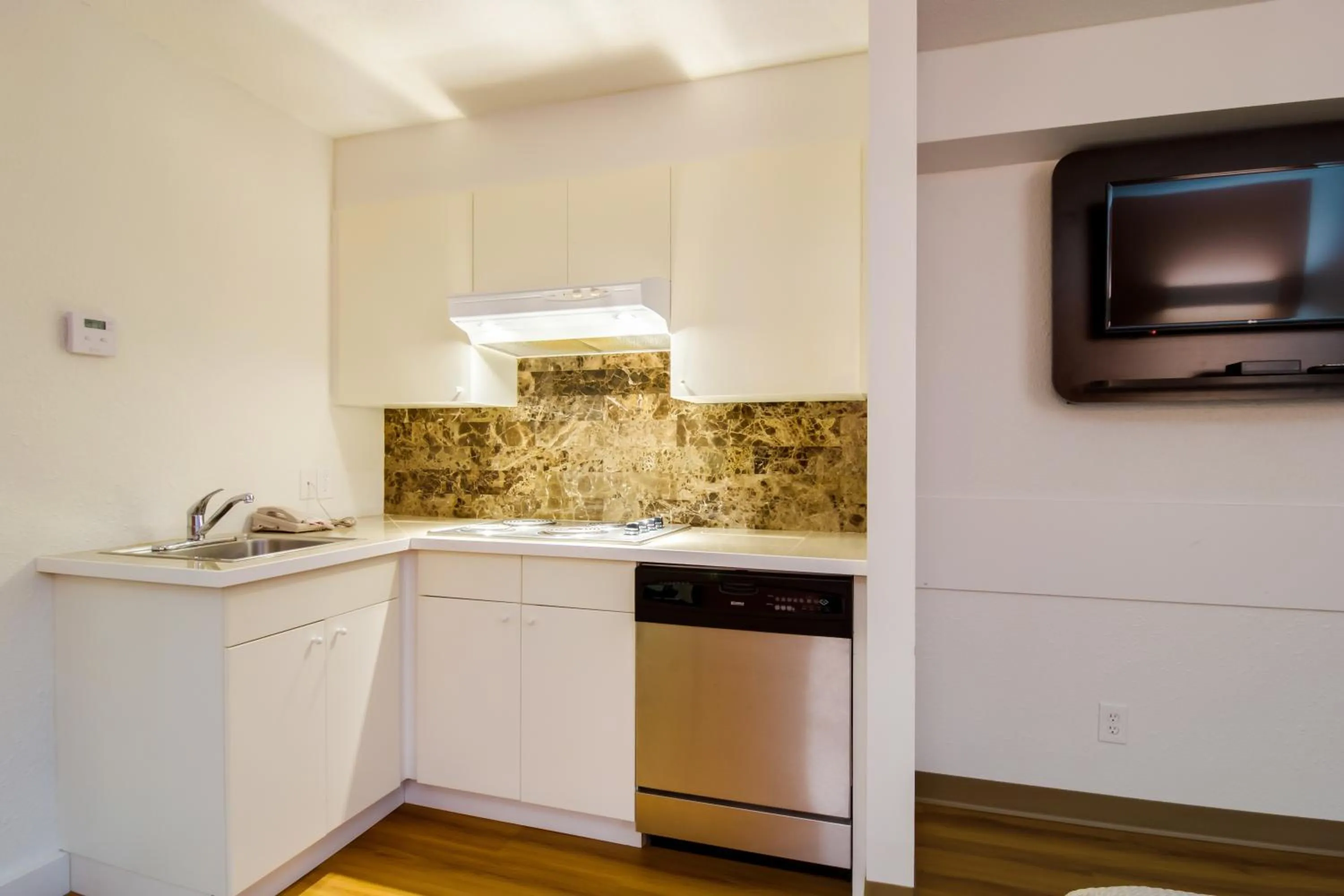 Kitchen/Kitchenette in Motel 6 Kerrobert, SK