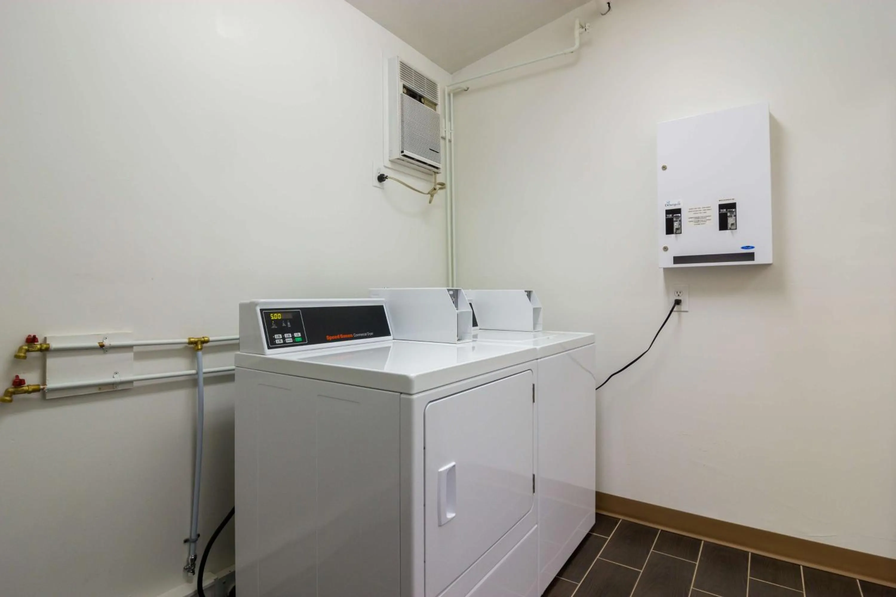 laundry, Kitchen/Kitchenette in Motel 6 Kerrobert, SK