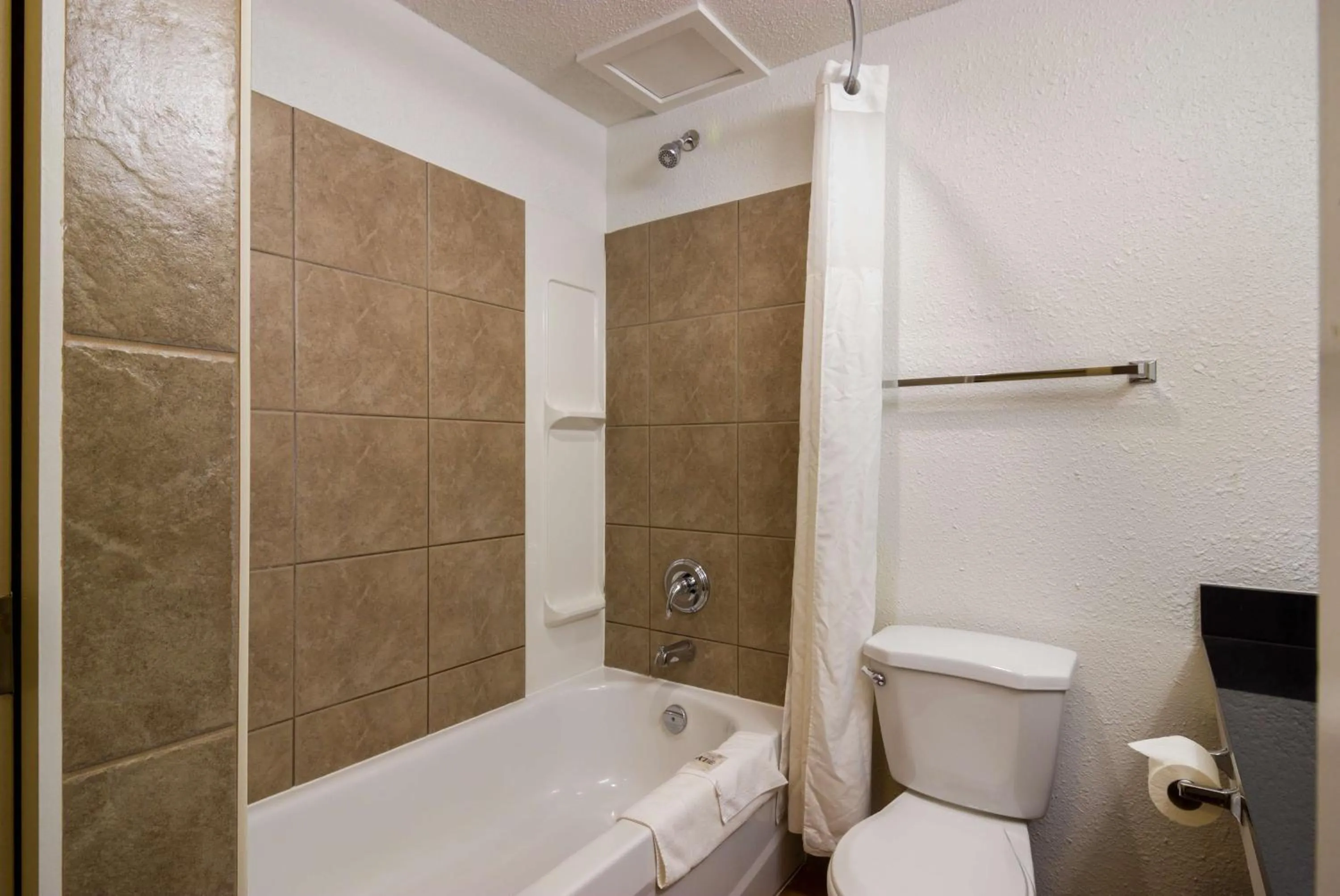 Shower, Bathroom in Motel 6 Kerrobert, SK