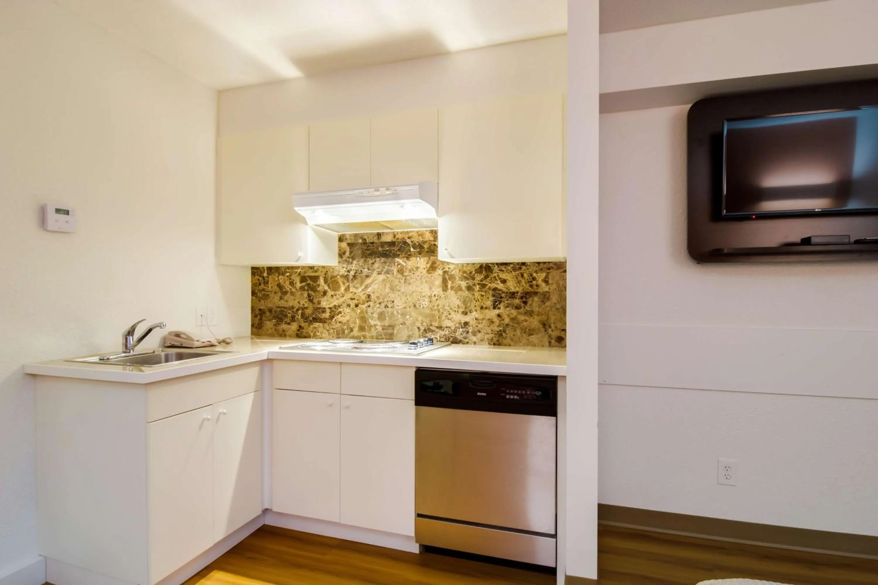 Bathroom, Kitchen/Kitchenette in Motel 6 Kerrobert, SK