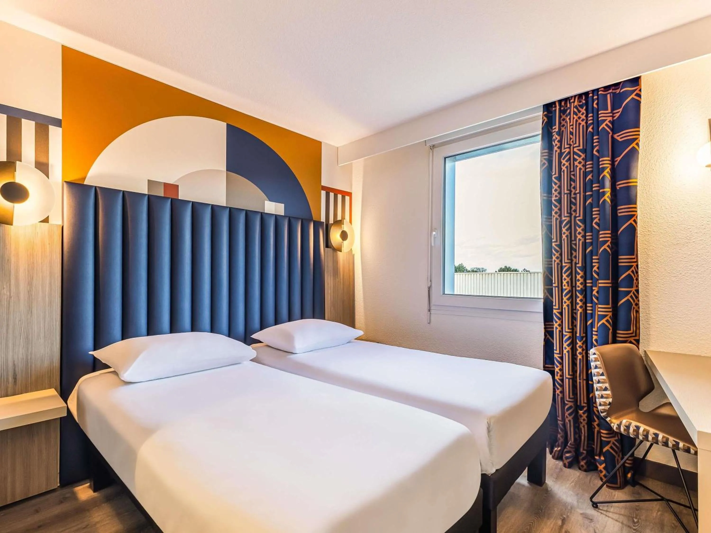Bedroom, Bed in ibis Styles Saint-Quentin