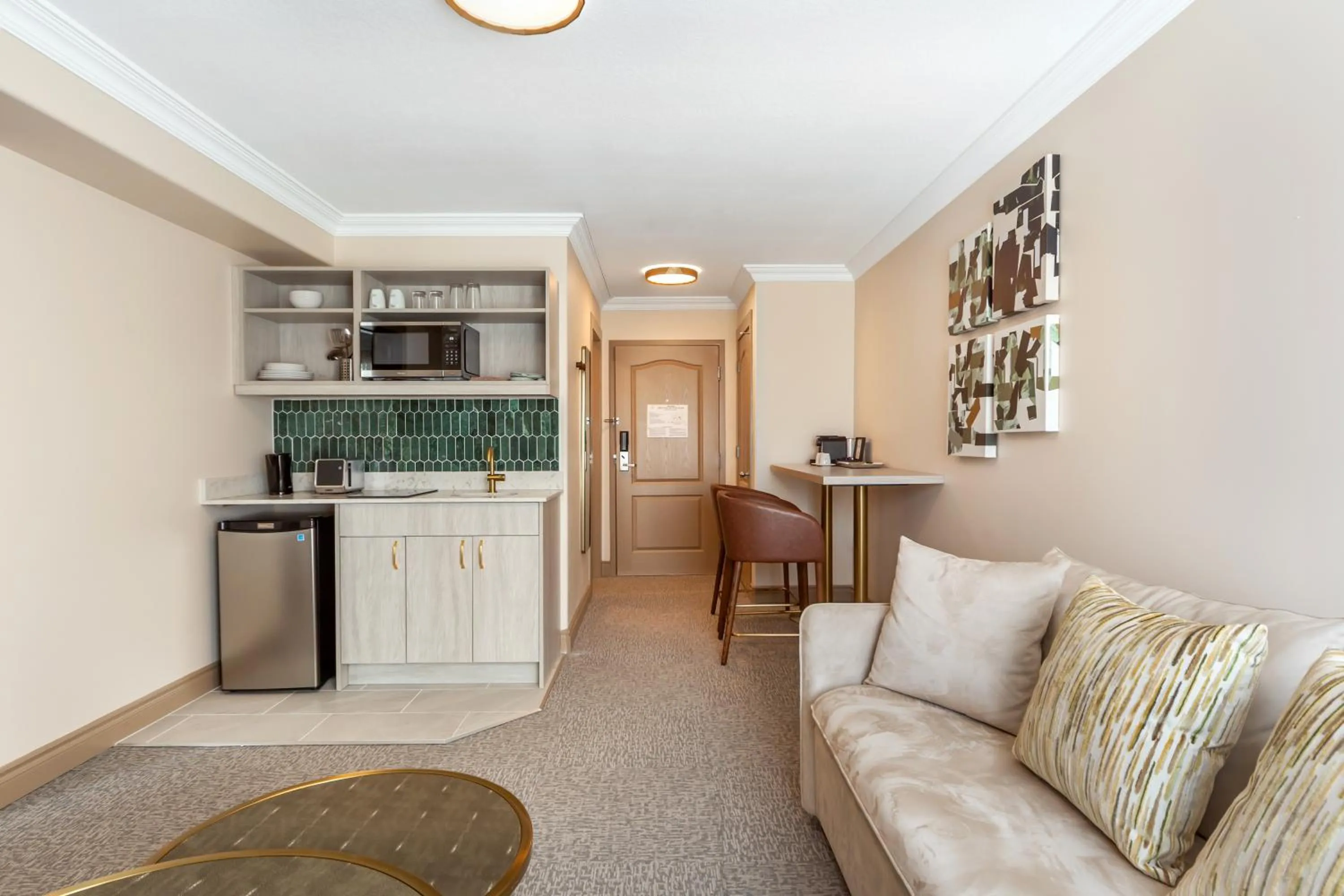 Kitchen or kitchenette in Velora Hinton, an Ascend Collection Hotel