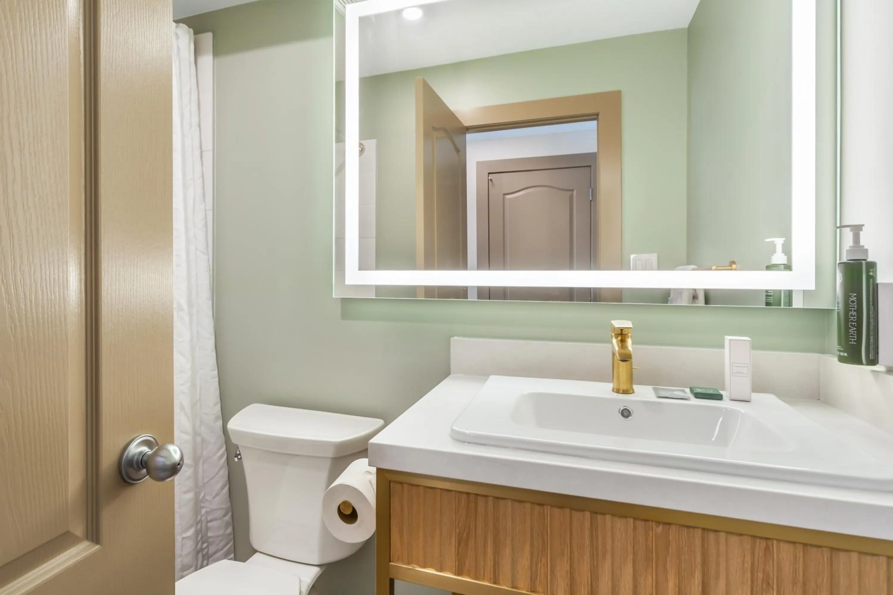 Bathroom in Velora Hinton, an Ascend Collection Hotel