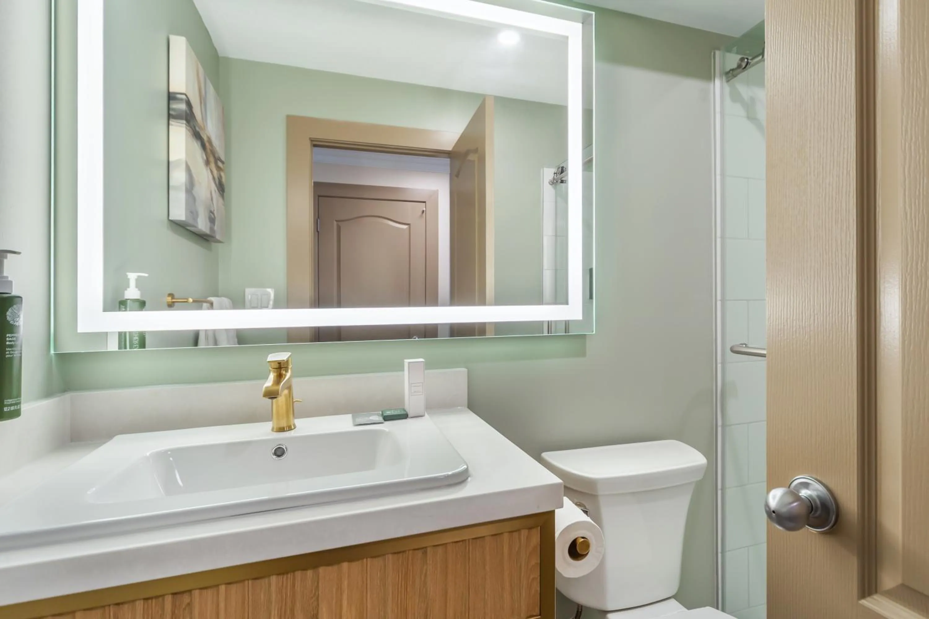 Bathroom in Velora Hinton, an Ascend Collection Hotel