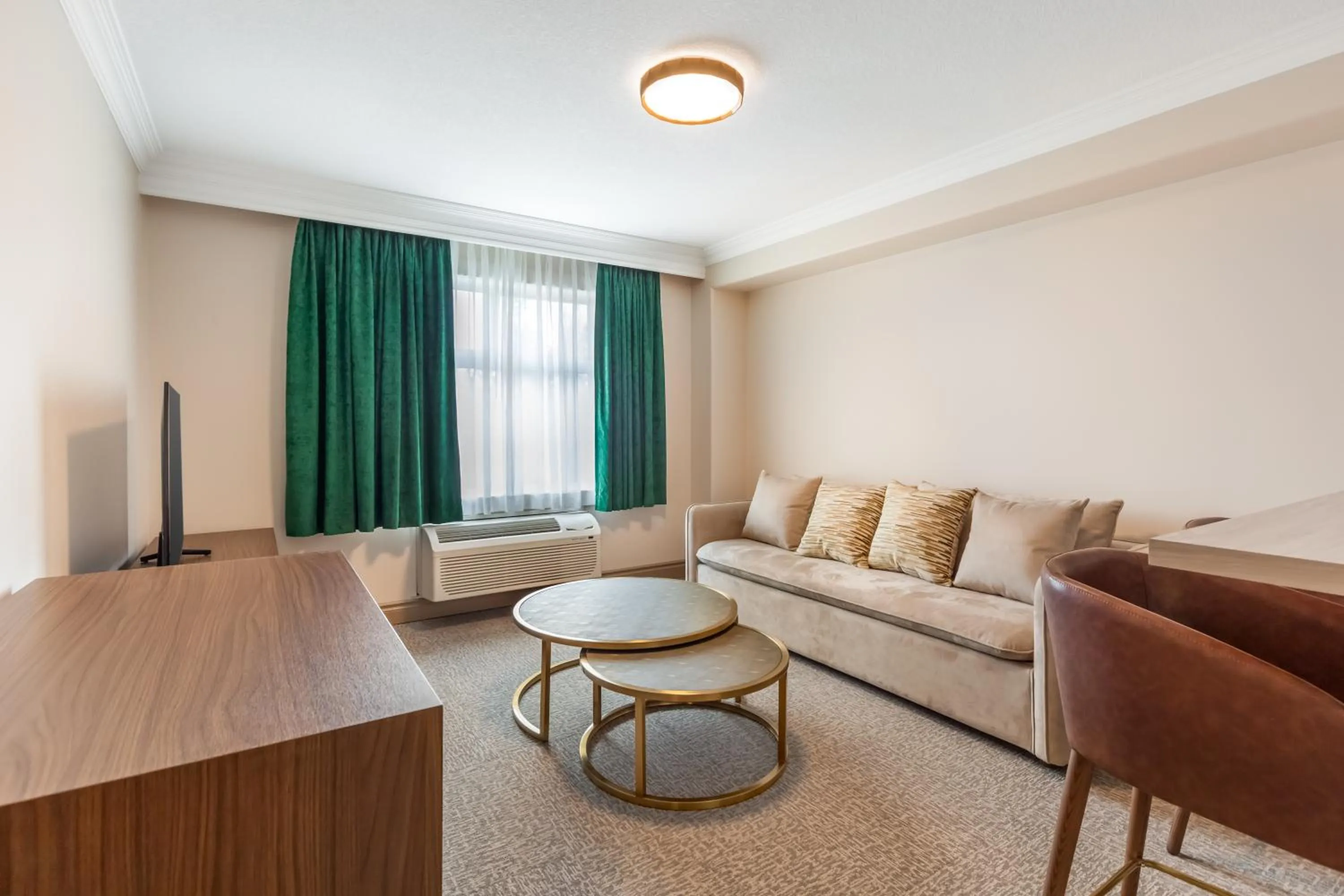 Living room in Velora Hinton, an Ascend Collection Hotel