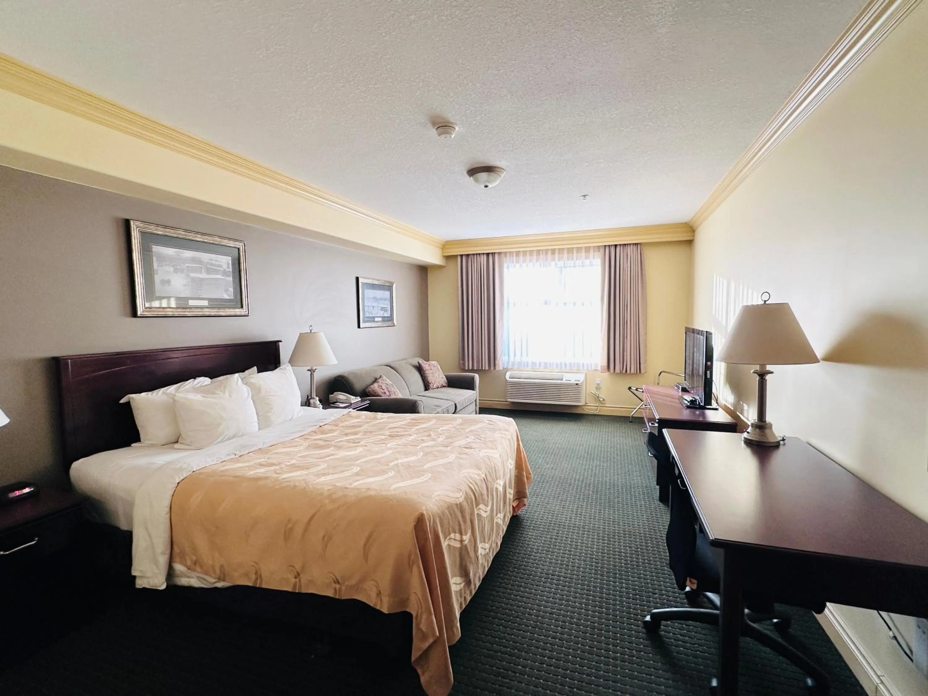Bedroom in Quality Inn & Suites Hinton