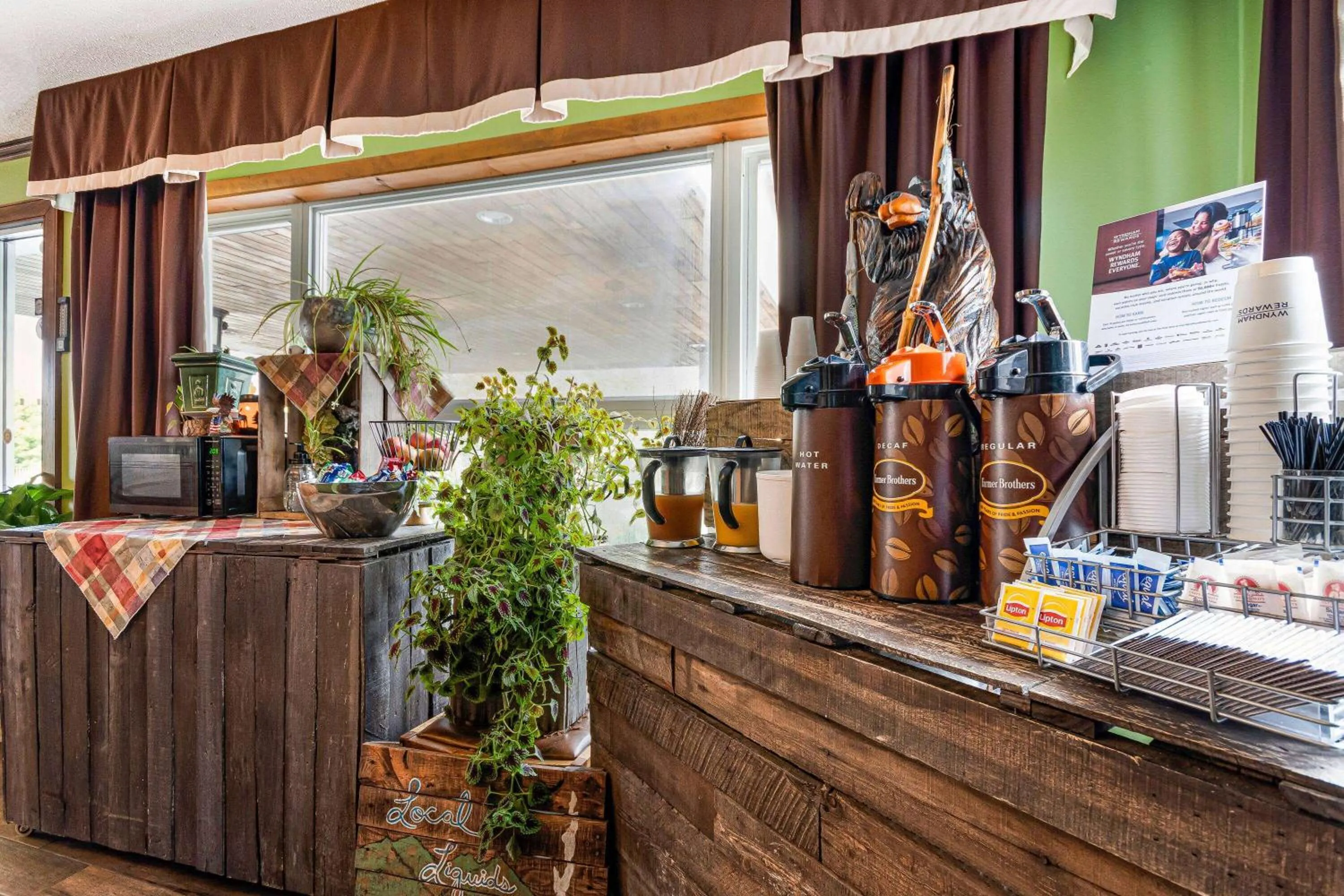 Restaurant/places to eat in Super 8 by Wyndham Lake George/Downtown