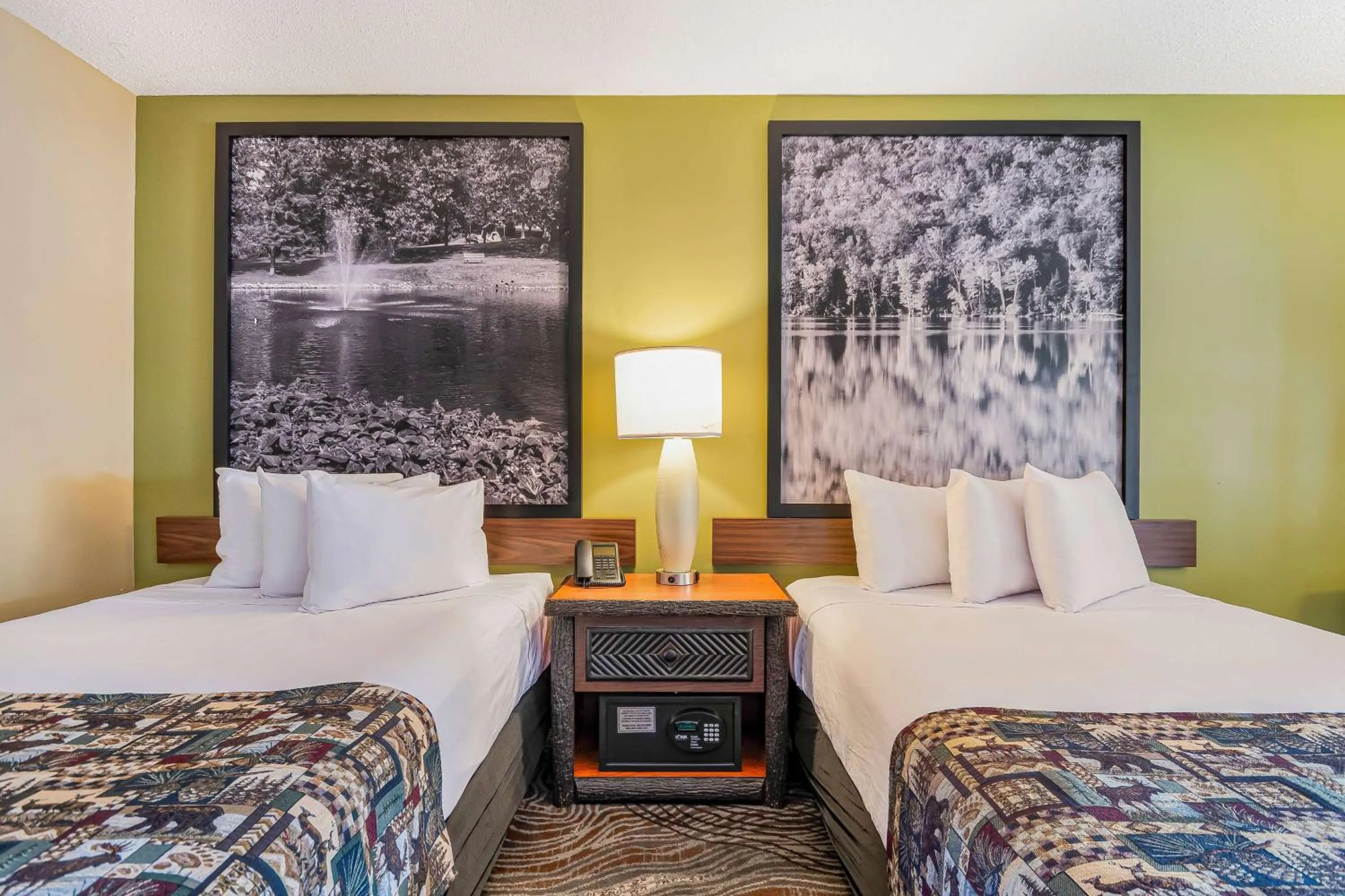 Photo of the whole room, Bed in Super 8 by Wyndham Lake George/Downtown