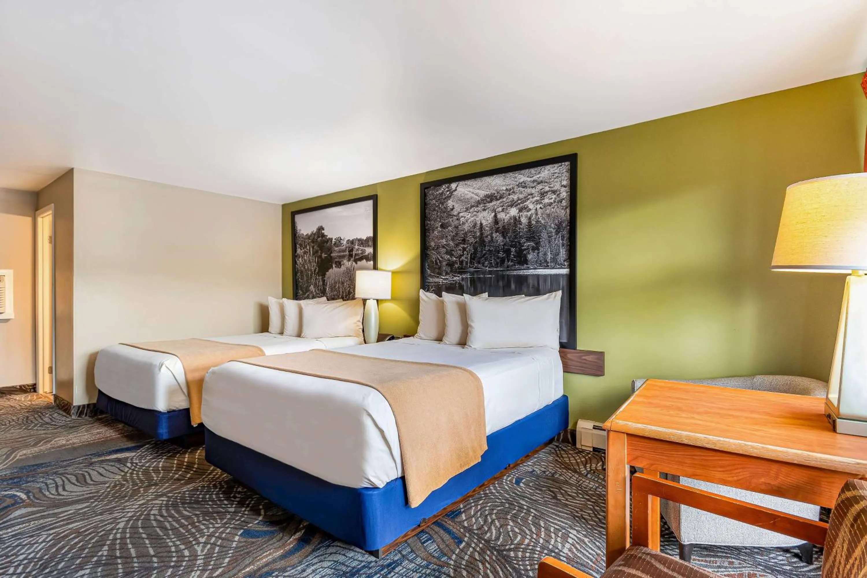 Photo of the whole room, Bed in Super 8 by Wyndham Lake George/Downtown