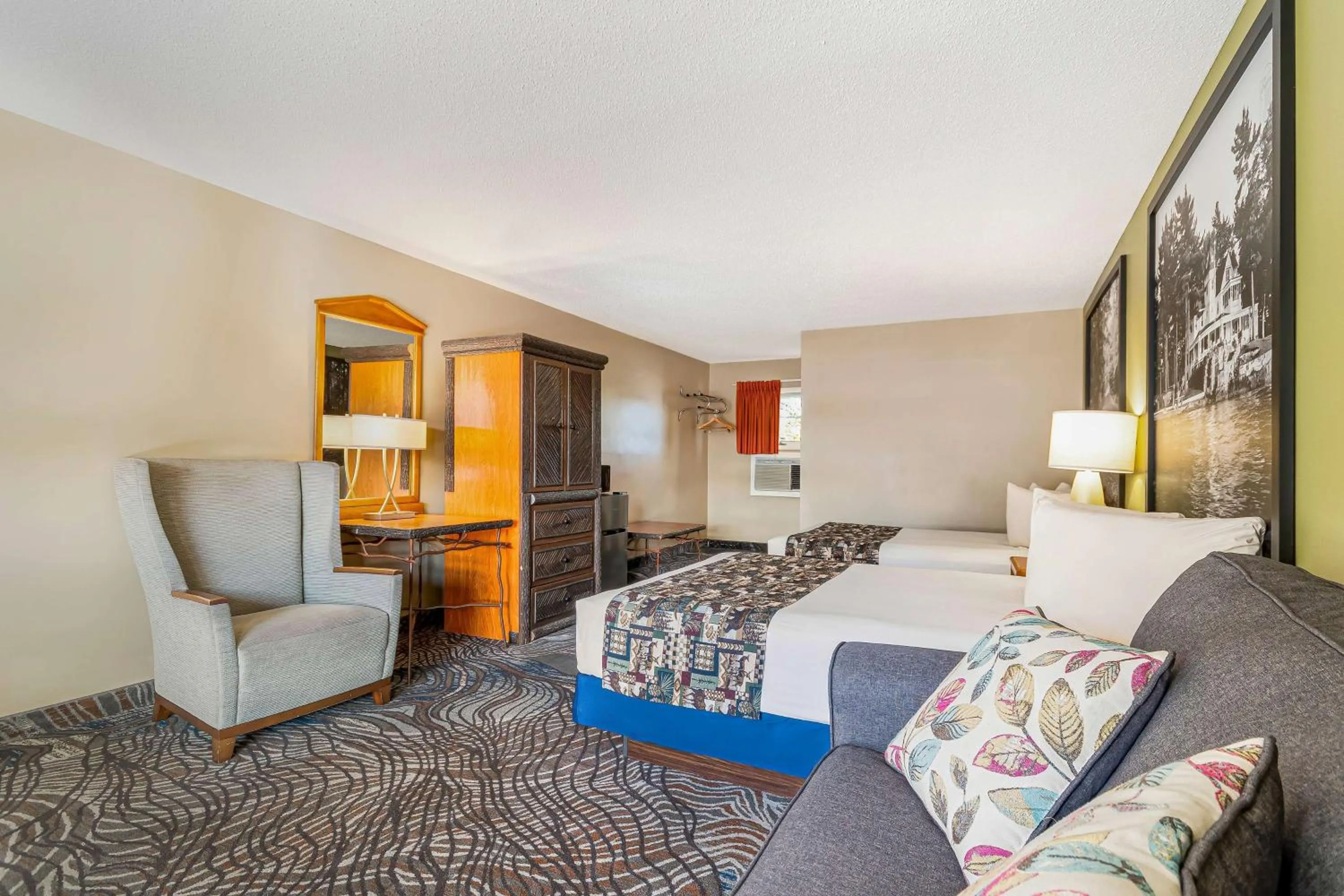 Photo of the whole room, Bed in Super 8 by Wyndham Lake George/Downtown