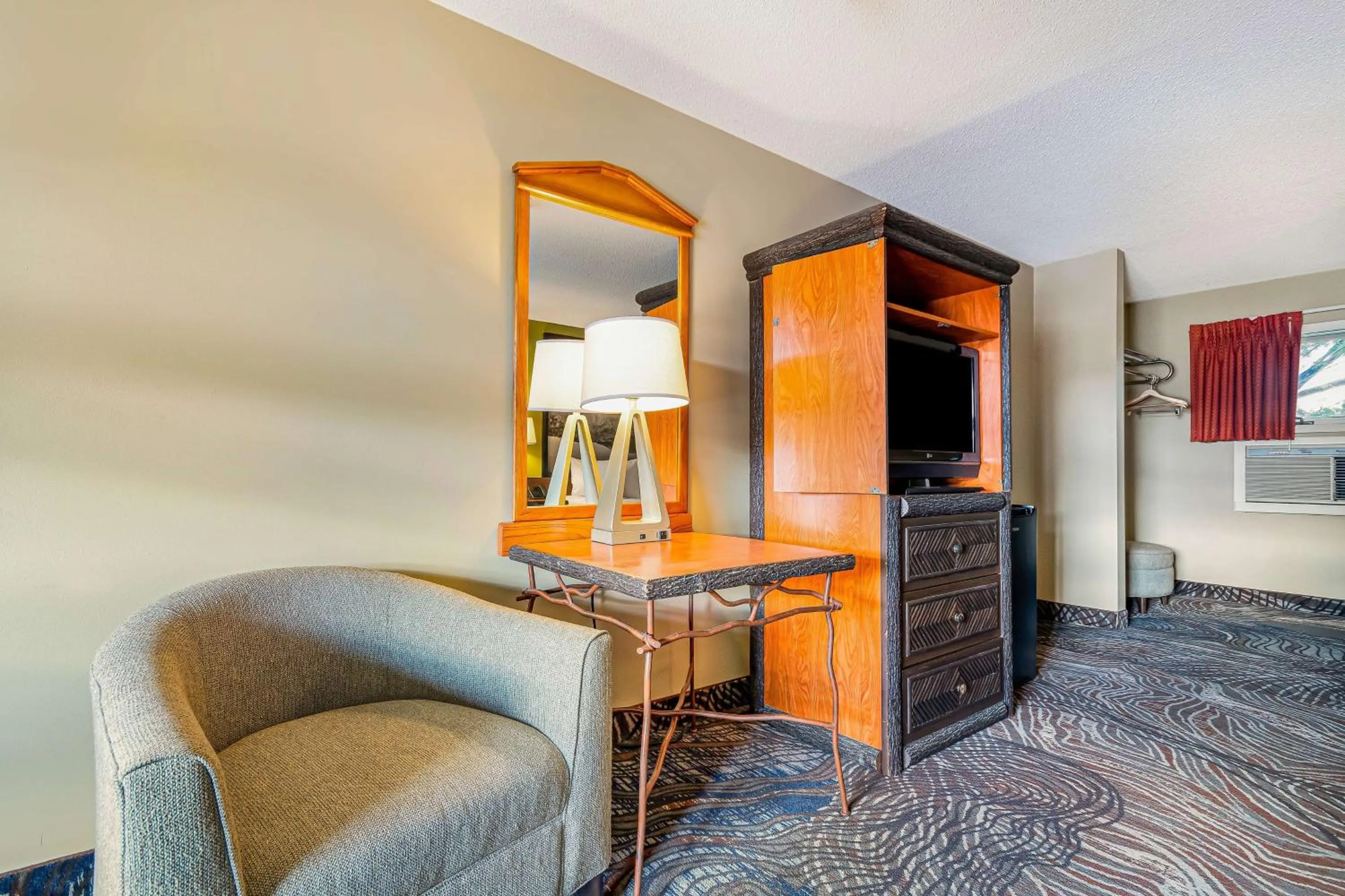 Photo of the whole room in Super 8 by Wyndham Lake George/Downtown