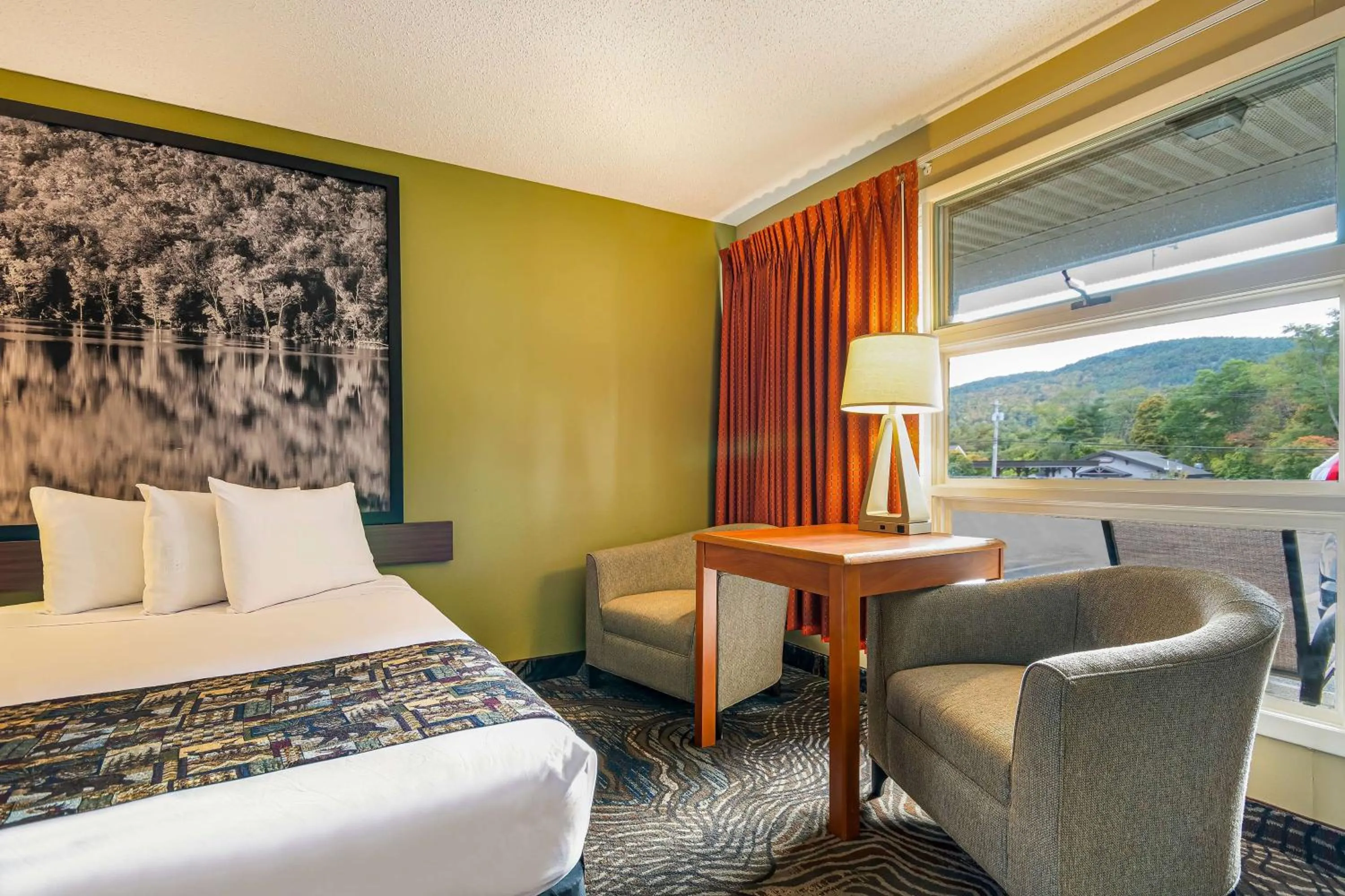 Photo of the whole room, Bed in Super 8 by Wyndham Lake George/Downtown