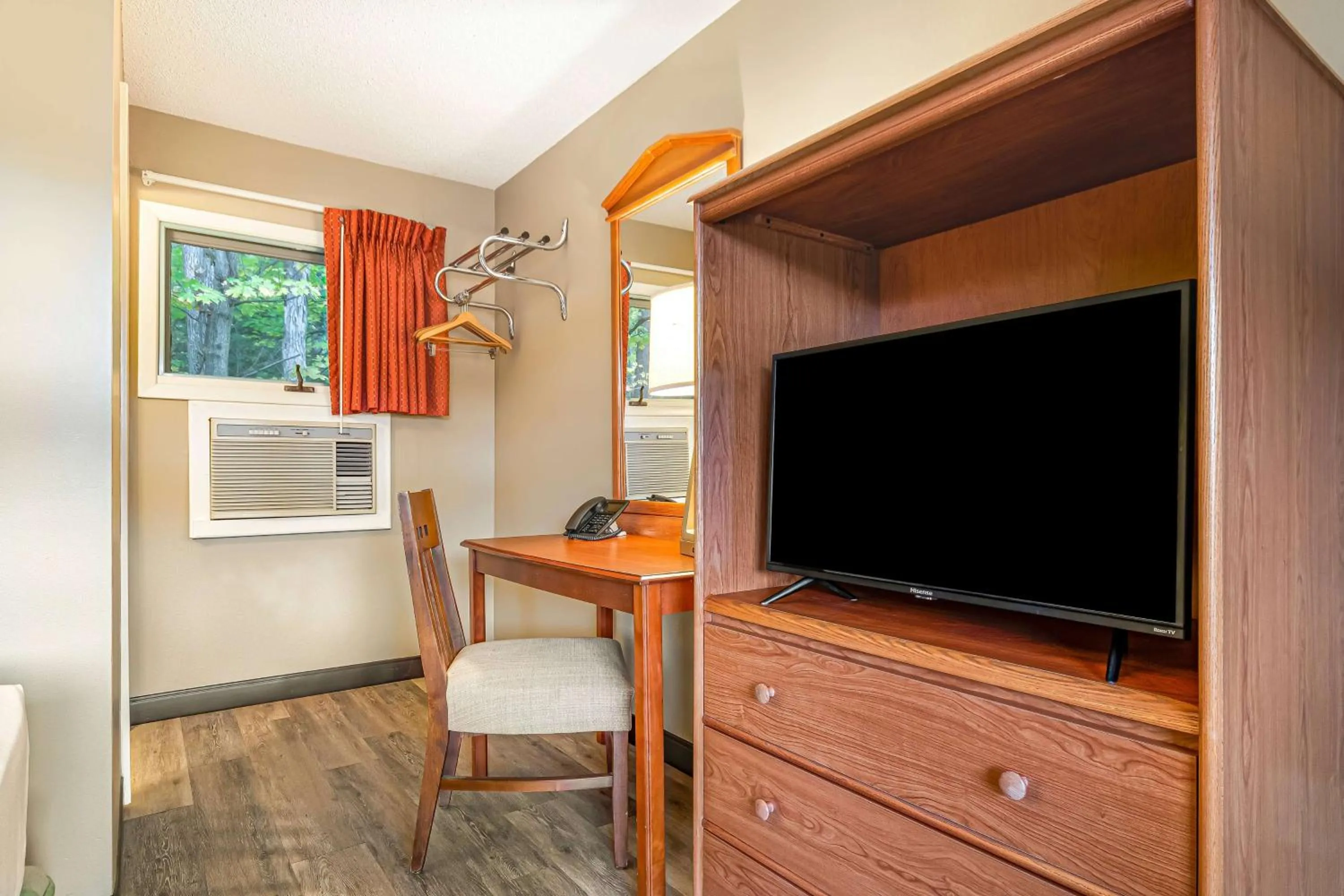 Photo of the whole room in Super 8 by Wyndham Lake George/Downtown