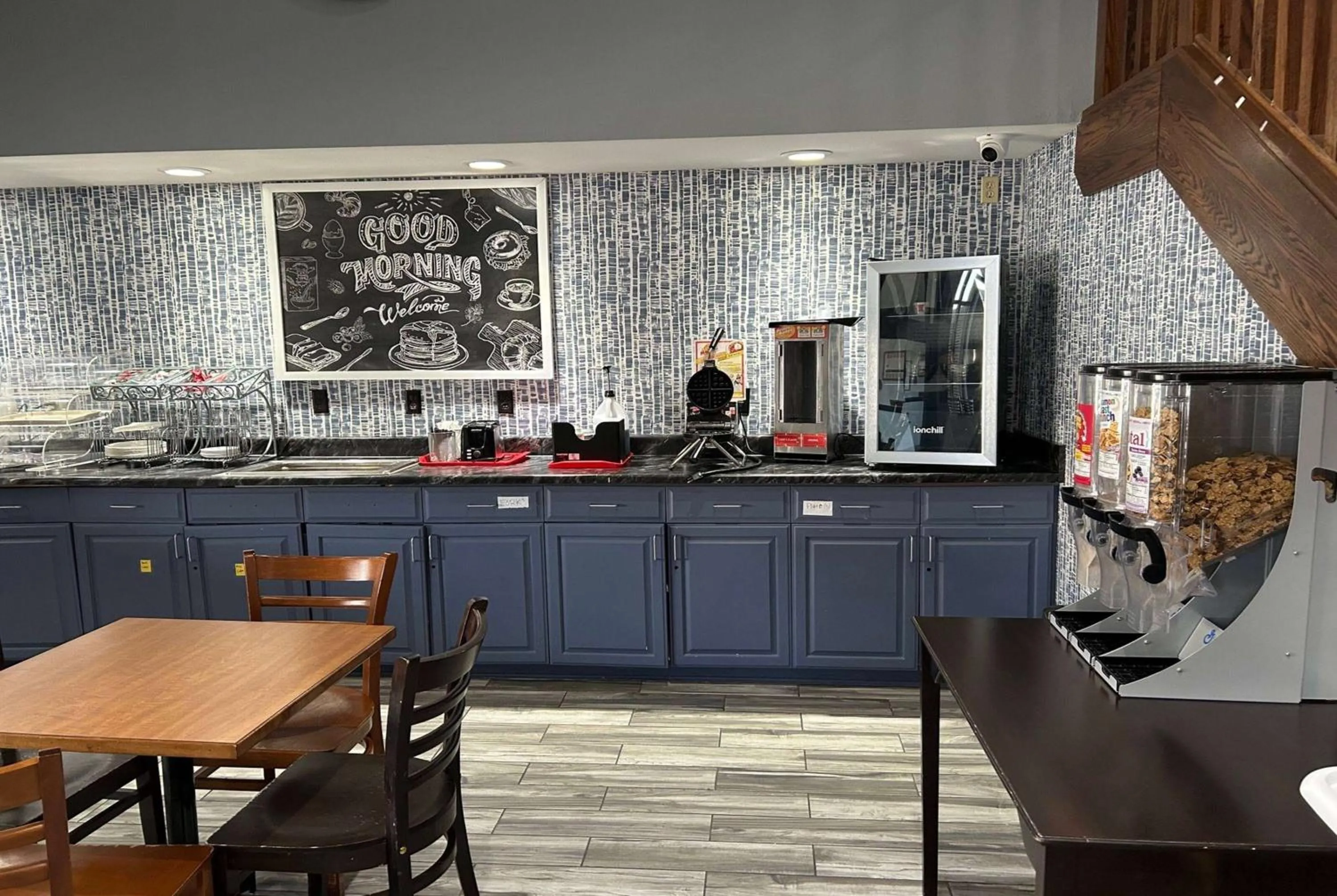 Coffee/tea facilities in AmericInn by Wyndham Ottumwa