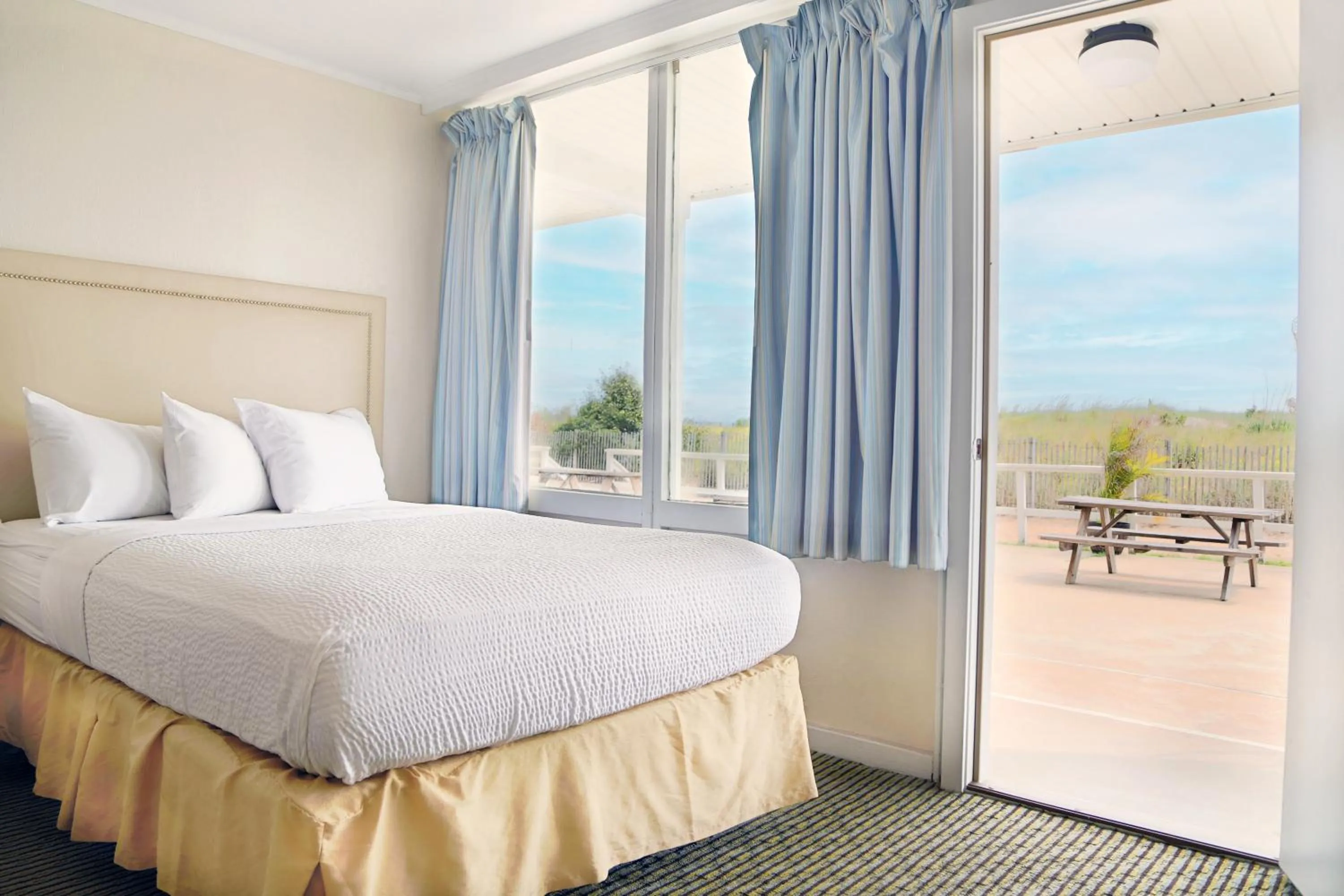 Bed in Seabonay Oceanfront Motel