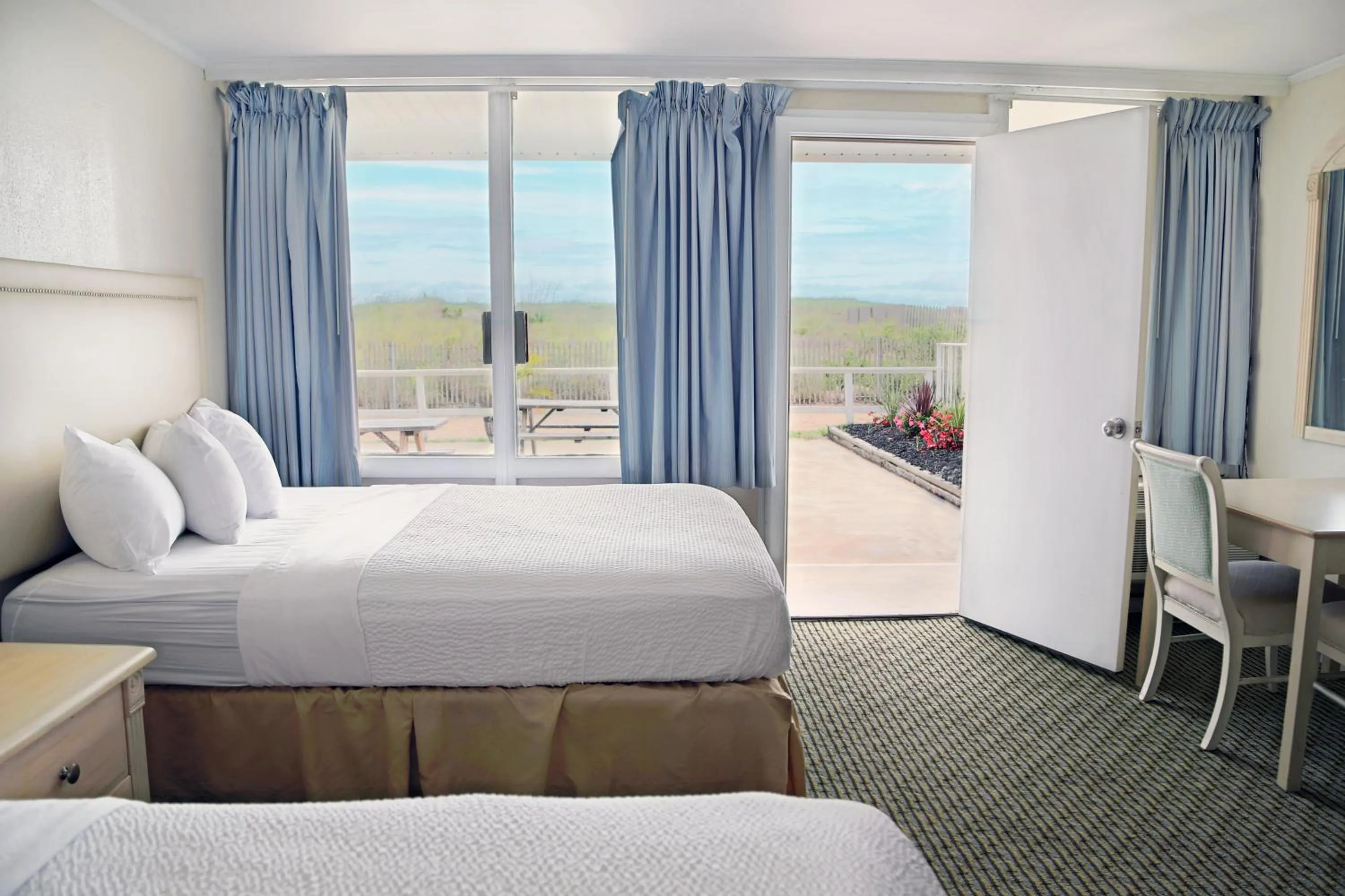 Bed in Seabonay Oceanfront Motel