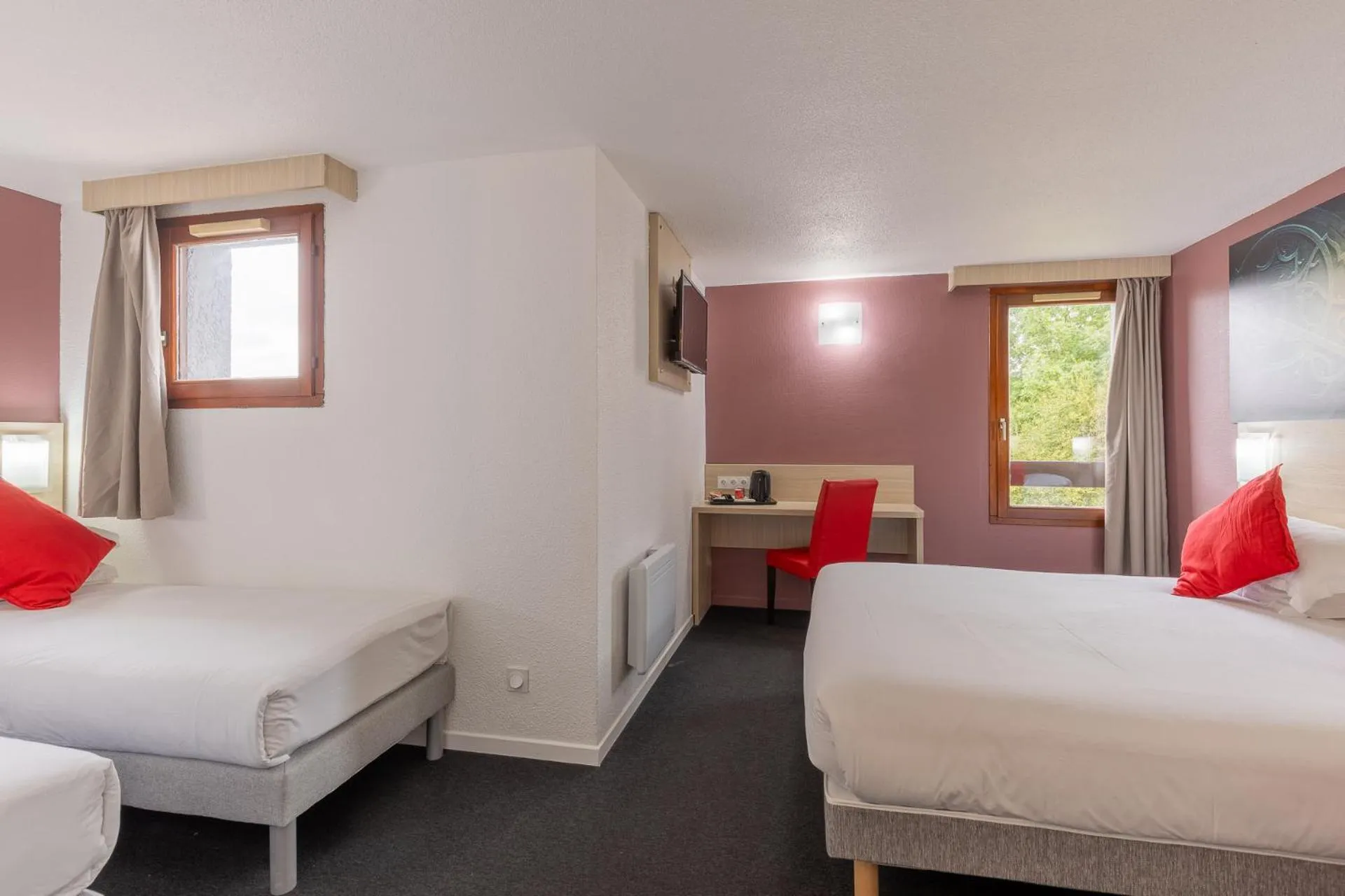 Bedroom, Bed in HÔTEL ÉDEN - Metz Nord - Woippy - Porte du Luxembourg - A31