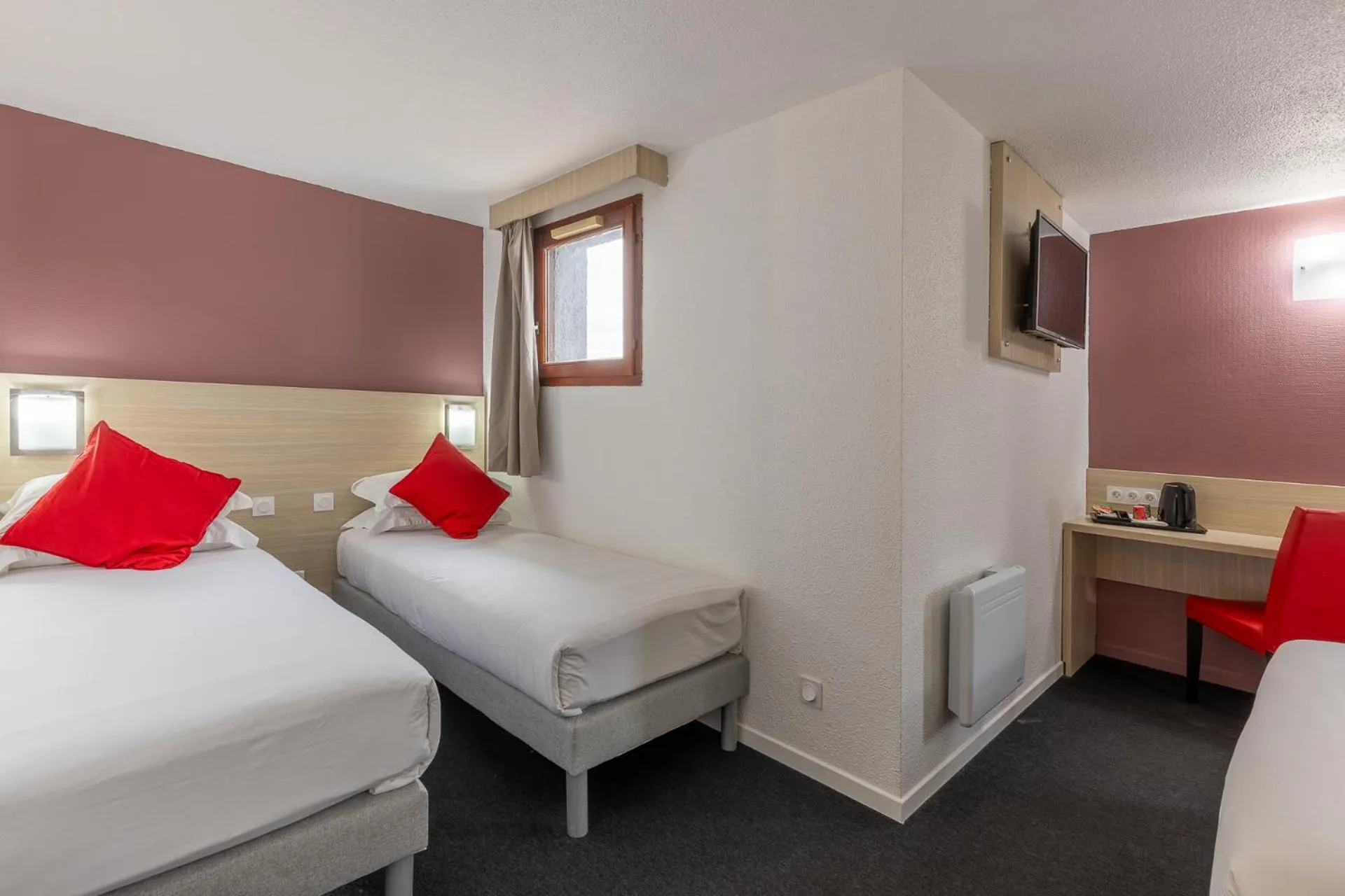 Bedroom, Bed in HÔTEL ÉDEN - Metz Nord - Woippy - Porte du Luxembourg - A31