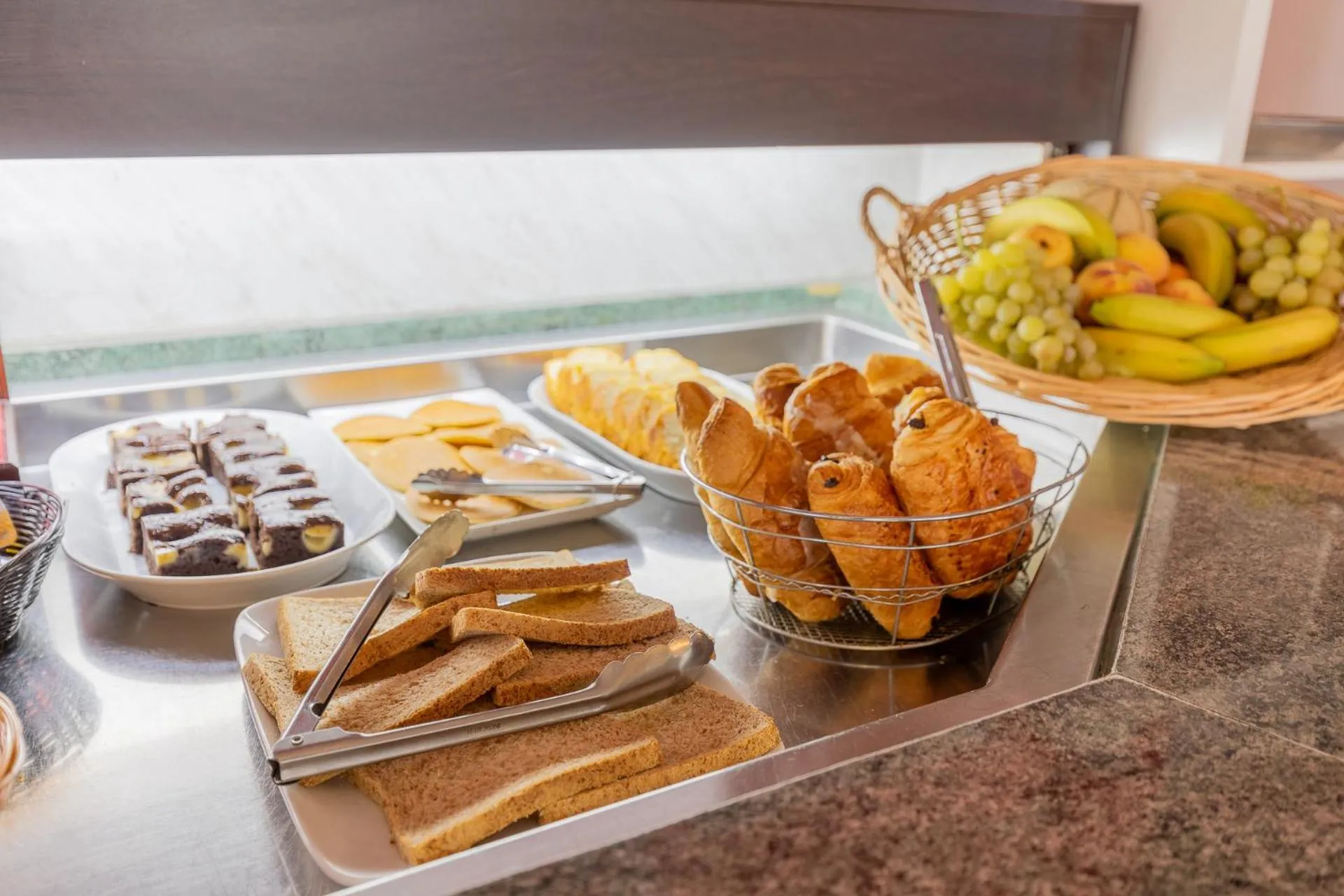 Breakfast in HÔTEL ÉDEN - Metz Nord - Woippy - Porte du Luxembourg - A31