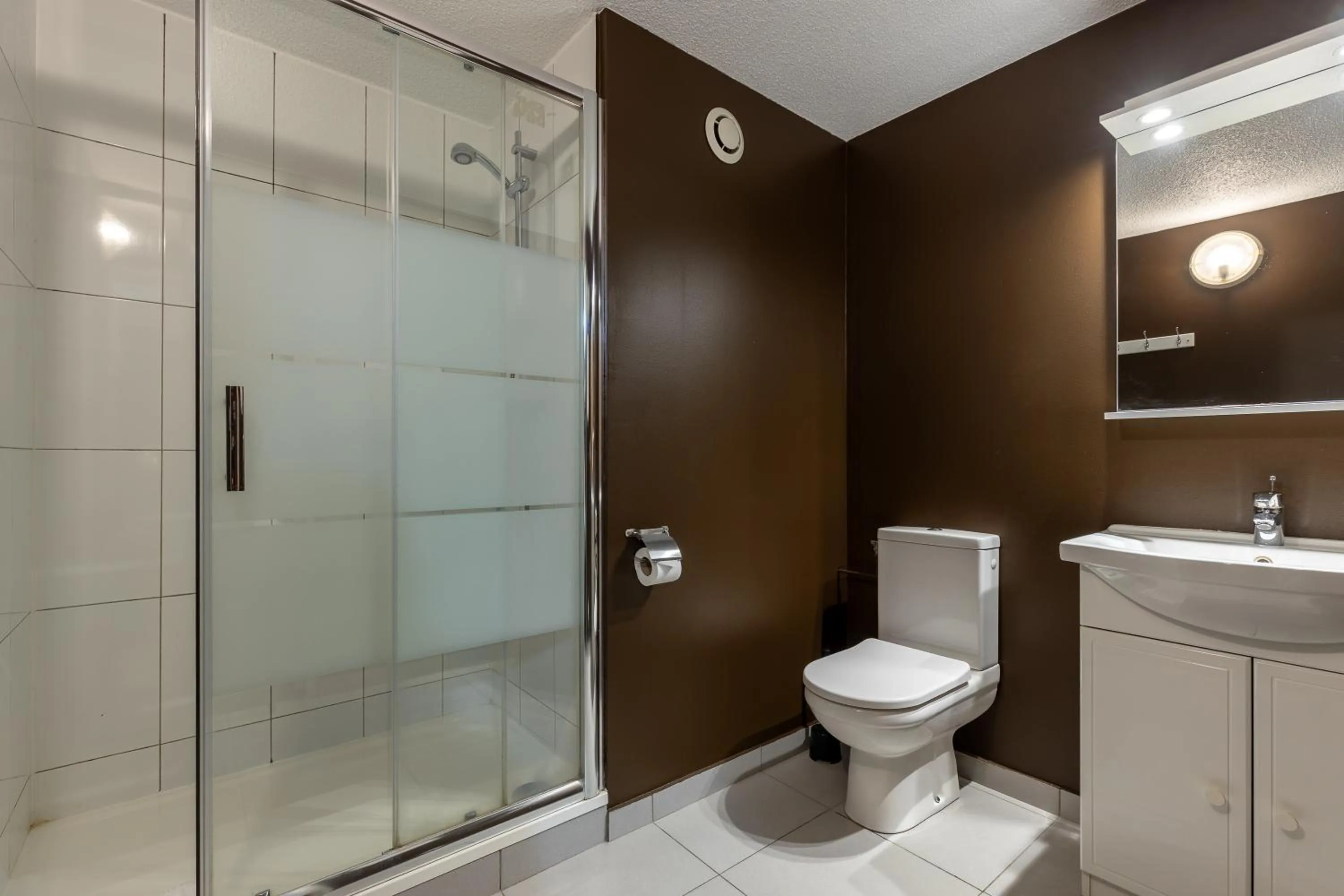 Toilet in HÔTEL ÉDEN - Metz Nord - Woippy - Porte du Luxembourg - A31