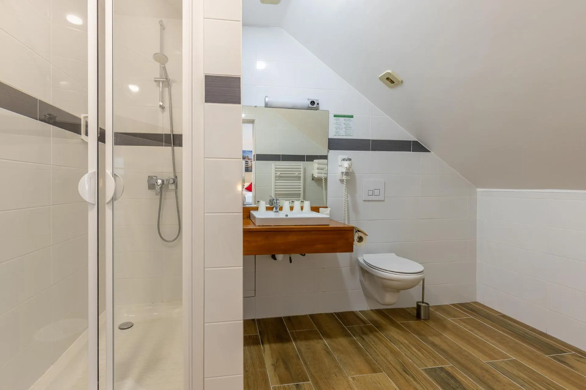 Bathroom in HÔTEL ÉDEN - Metz Nord - Woippy - Porte du Luxembourg - A31