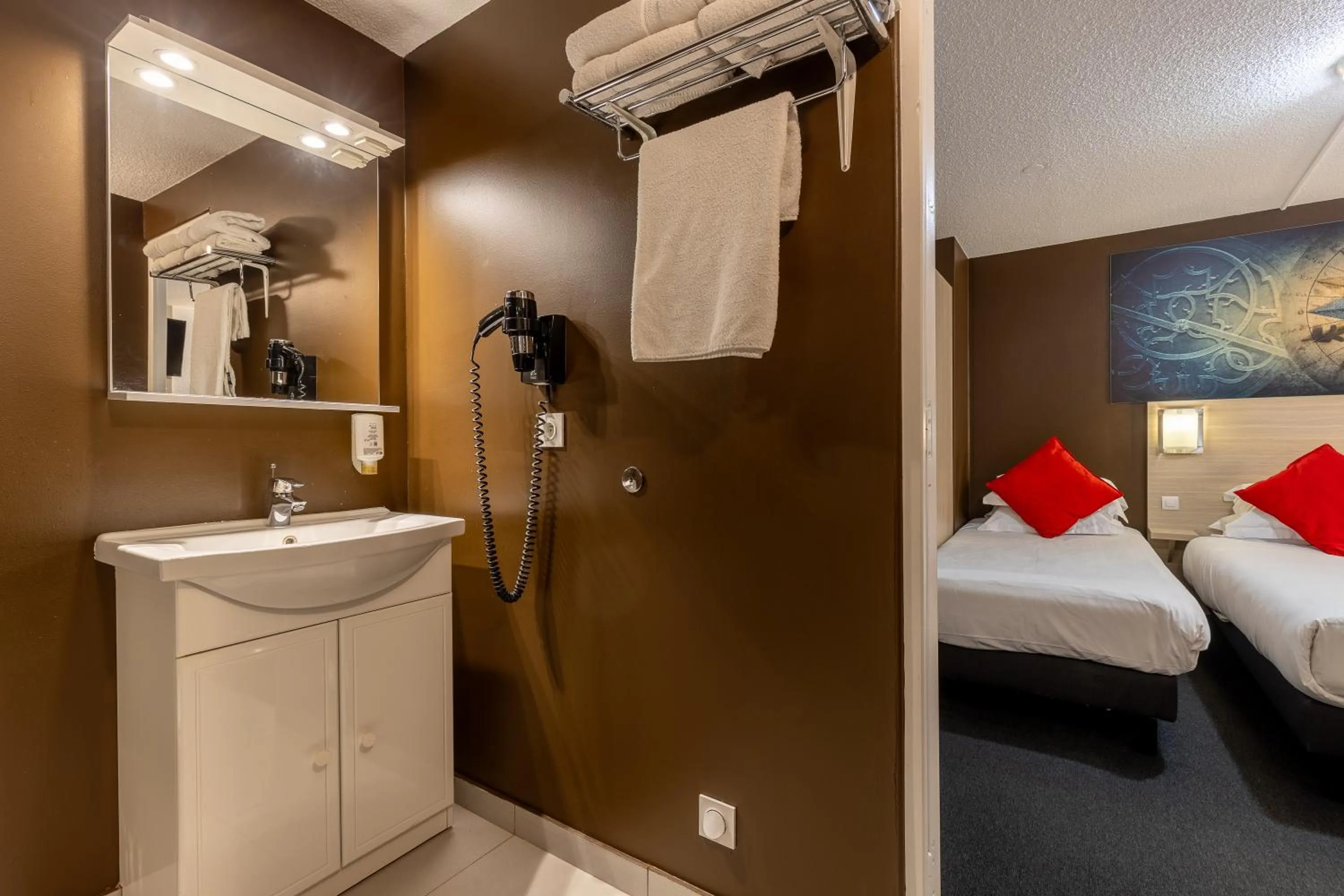 Bathroom, Bed in HÔTEL ÉDEN - Metz Nord - Woippy - Porte du Luxembourg - A31