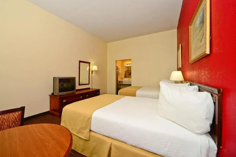 Bedroom in Manchester Heritage Inn & Suites