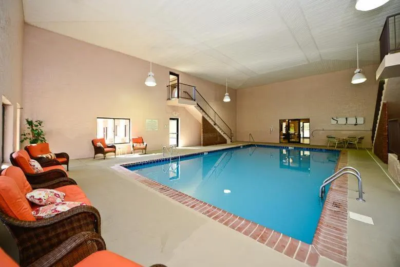 Swimming pool in Manchester Heritage Inn & Suites
