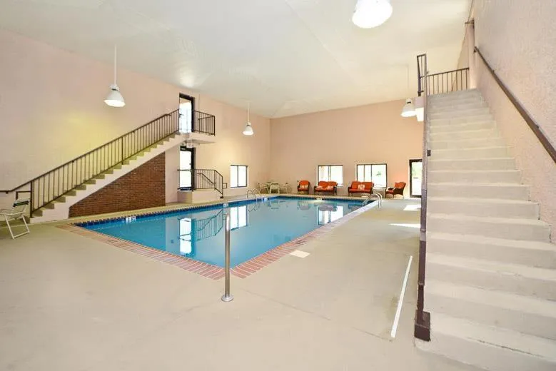 Swimming pool in Manchester Heritage Inn & Suites