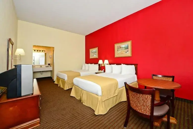 Double Room with Two Double Beds - Non Smoking in Manchester Heritage Inn & Suites Double Room with Two Double Beds - Non Smoking in Manchester Heritage Inn & Suites