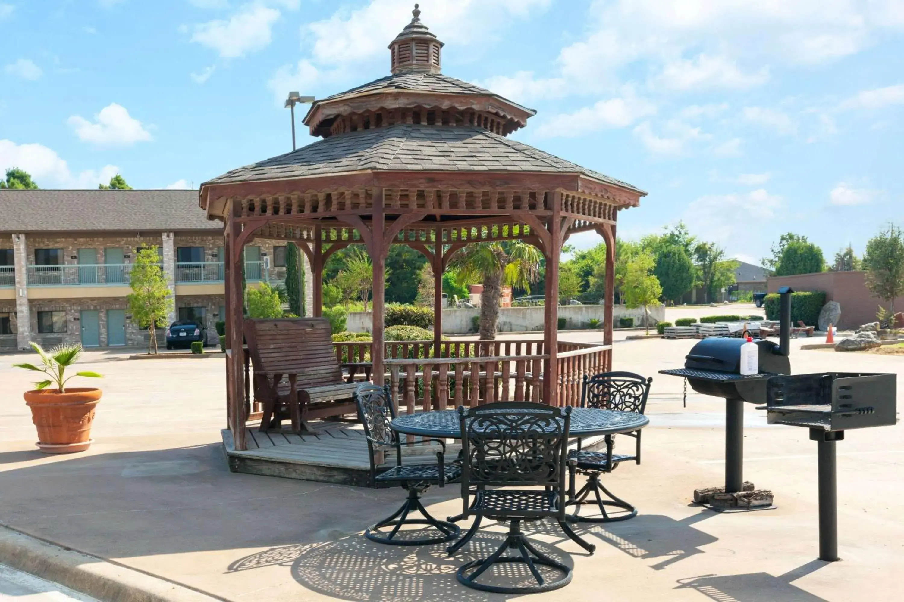 King Room with Roll-In Shower - Mobility/Hearing Accessible - Non-Smoking in Super 8 by Wyndham Fairfield Tx King Room with Roll-In Shower - Mobility/Hearing Accessible - Non-Smoking in Super 8 by Wyndham Fairfield Tx