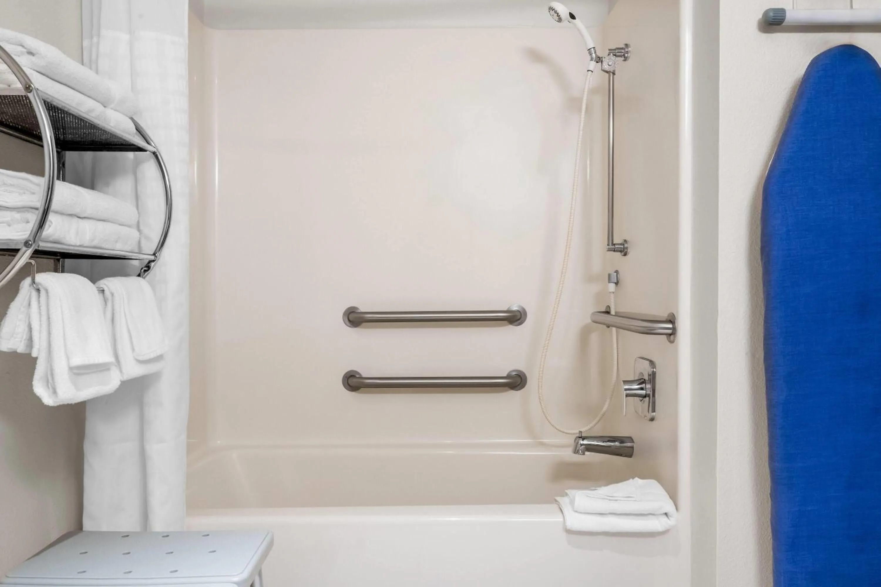 Bathroom in Super 8 by Wyndham Custer/Crazy Horse Area