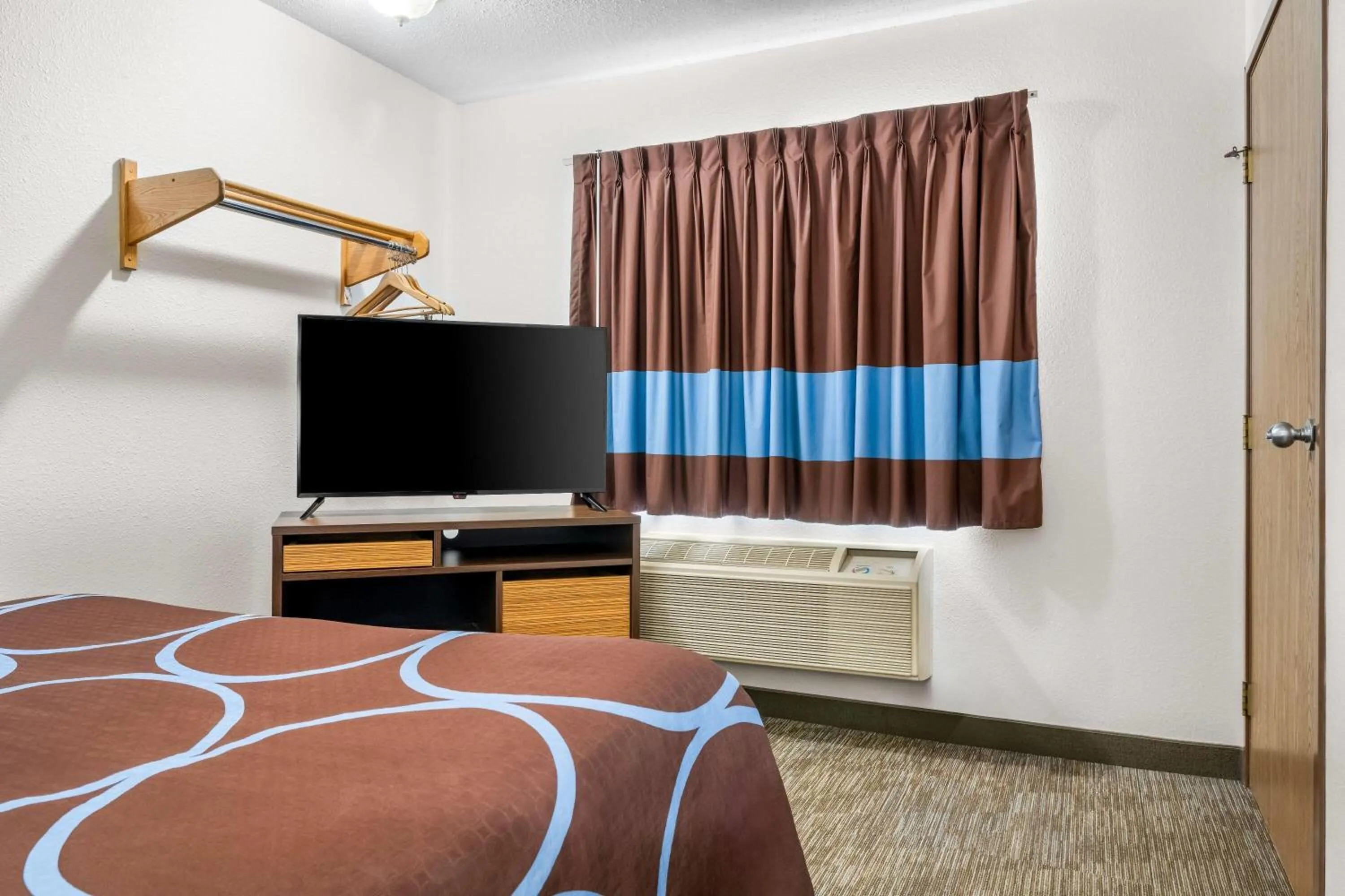 Photo of the whole room, Bed in Super 8 by Wyndham Custer/Crazy Horse Area