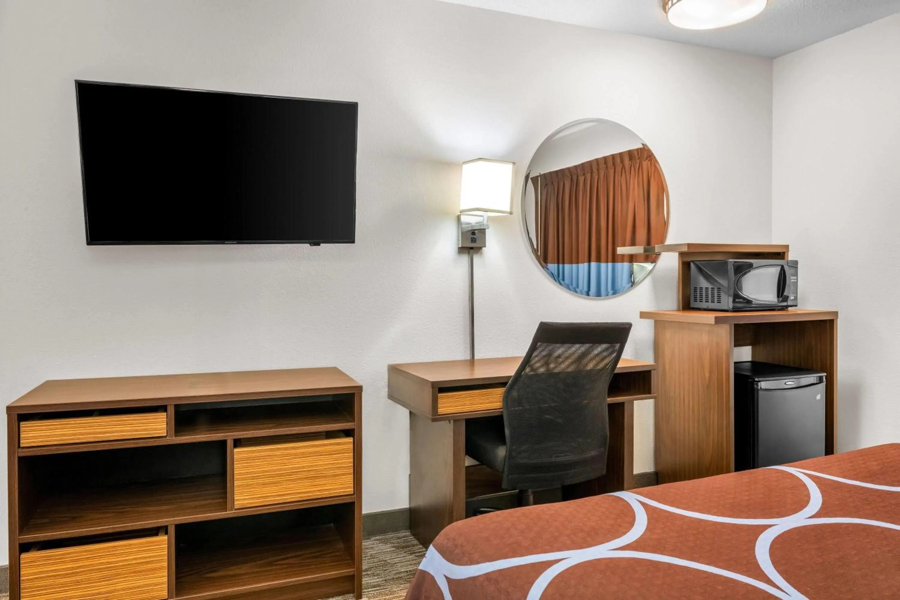 Photo of the whole room, Bed in Super 8 by Wyndham Custer/Crazy Horse Area