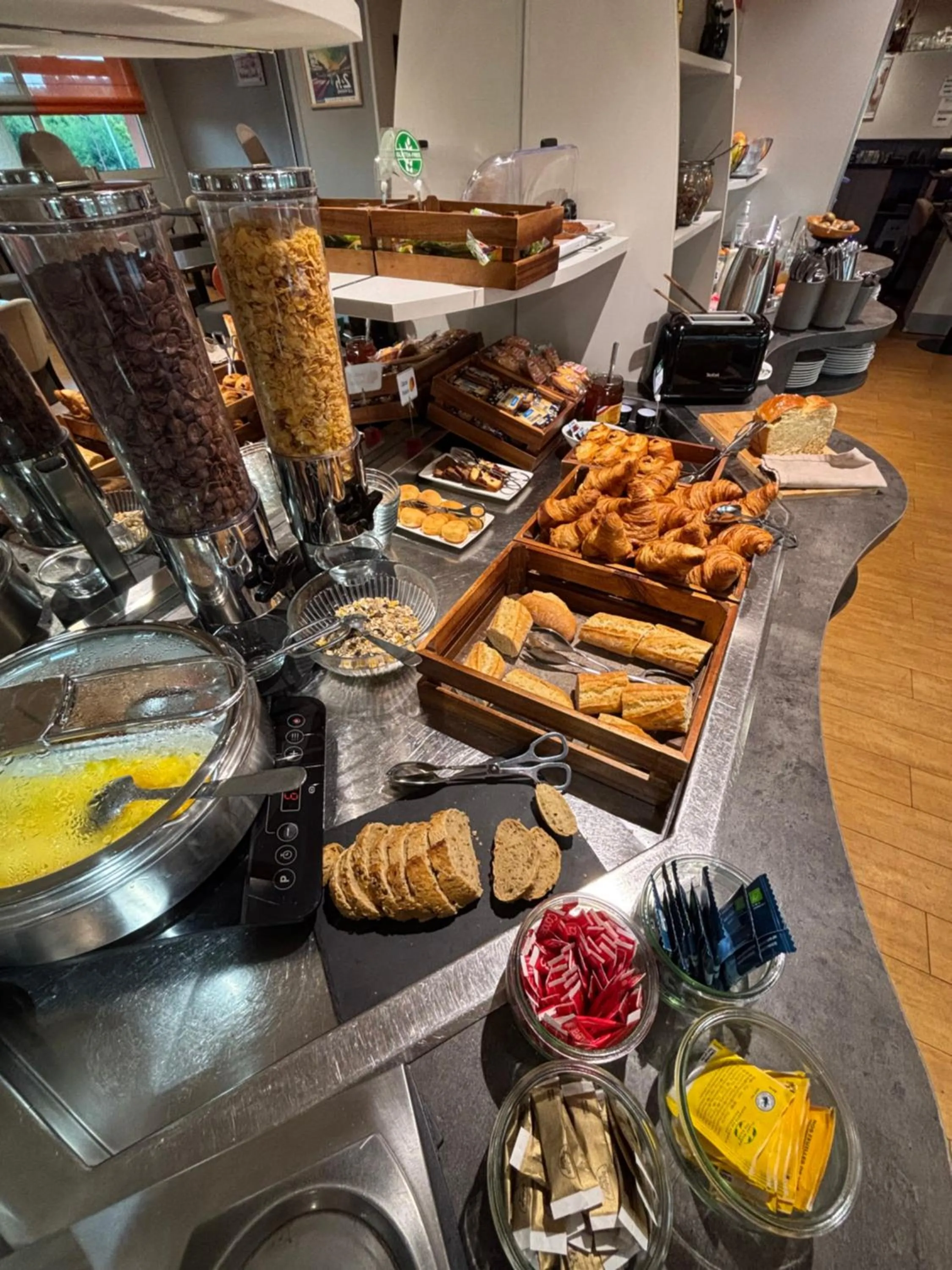 Food and drinks in Brit Hotel Les Evens