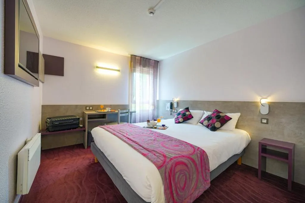 Bed in Brit Hotel Les Evens