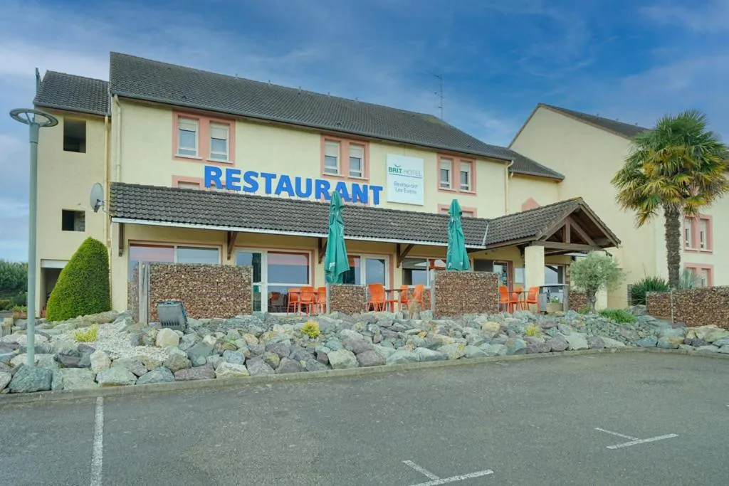 Facade/entrance in Brit Hotel Les Evens