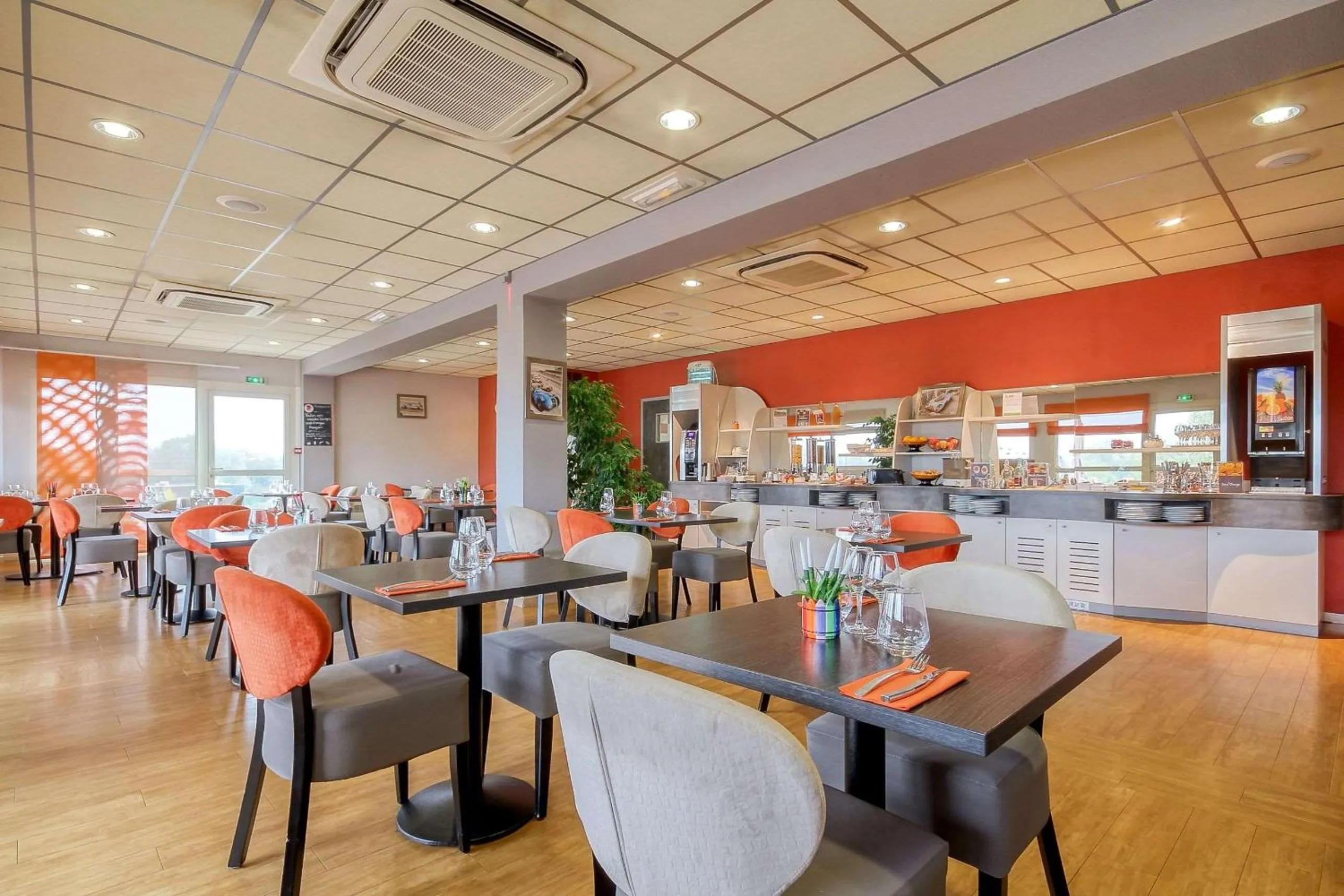 Restaurant/places to eat in Brit Hotel Les Evens