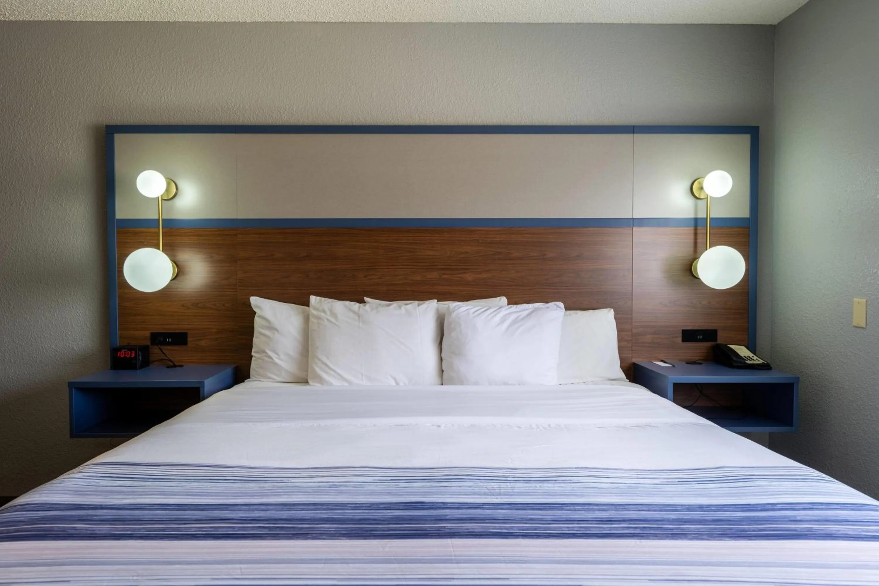 Photo of the whole room, Bed in AmericInn by Wyndham Monroe