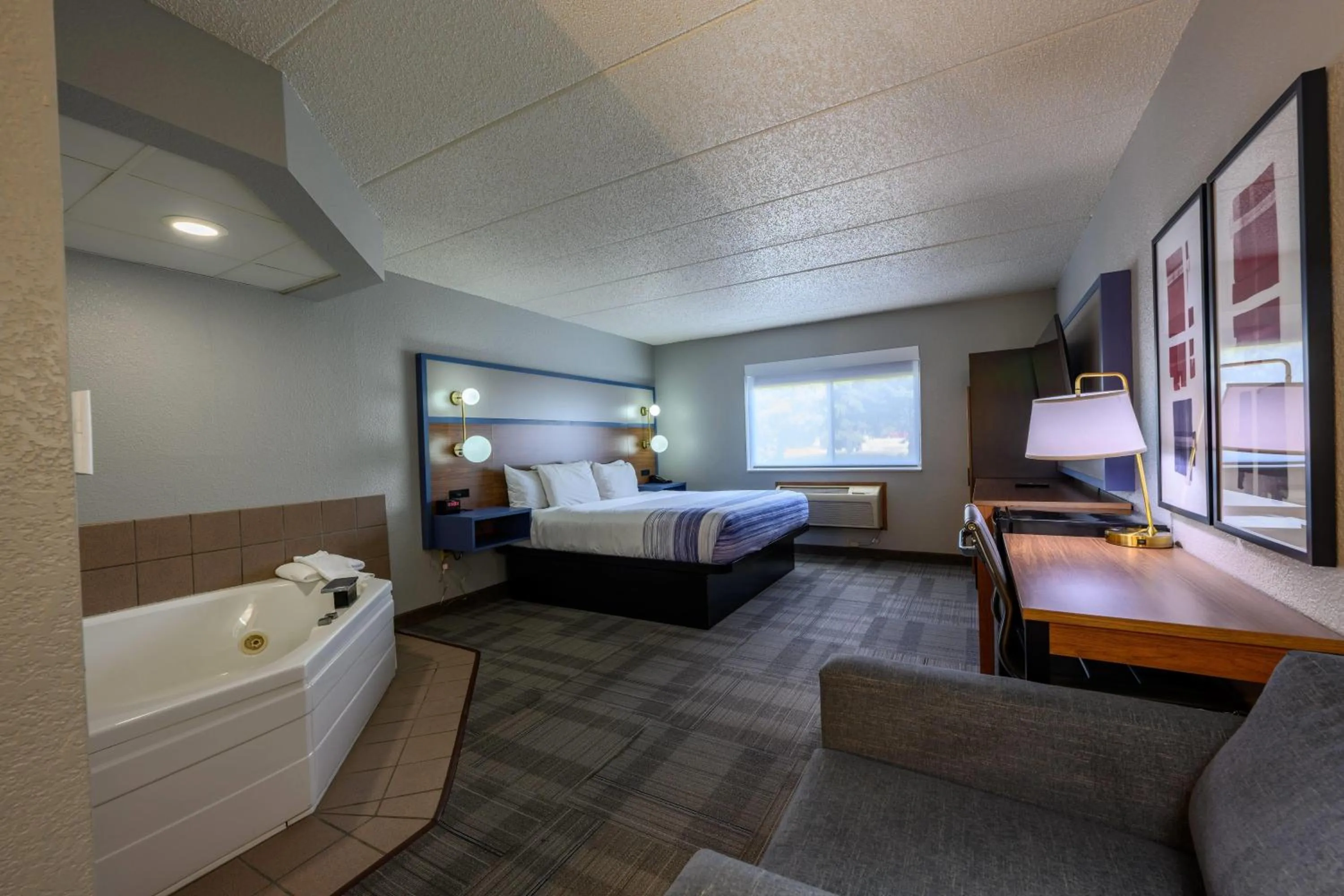 Photo of the whole room, Bed in AmericInn by Wyndham Monroe