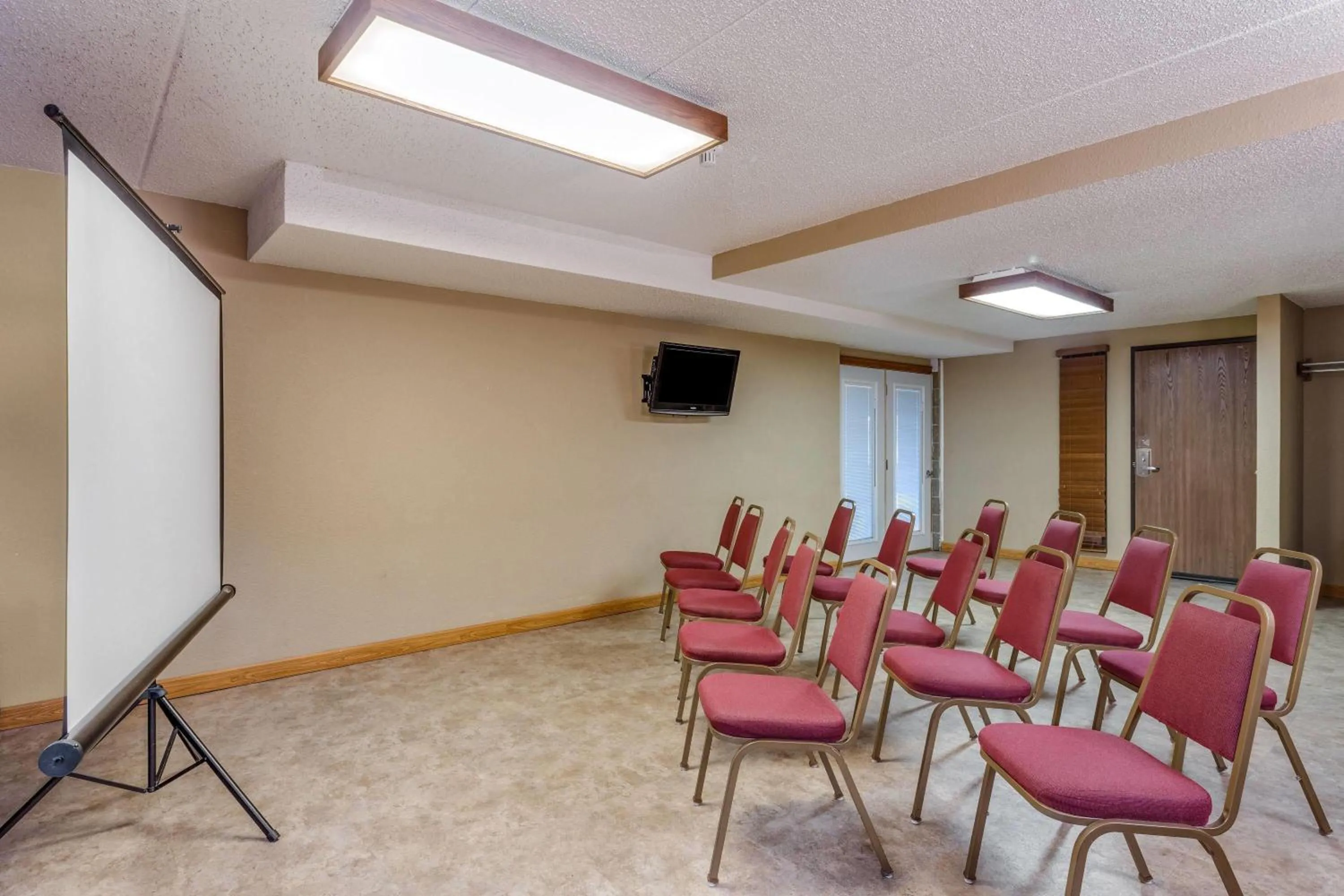 Meeting/conference room in AmericInn by Wyndham Monroe
