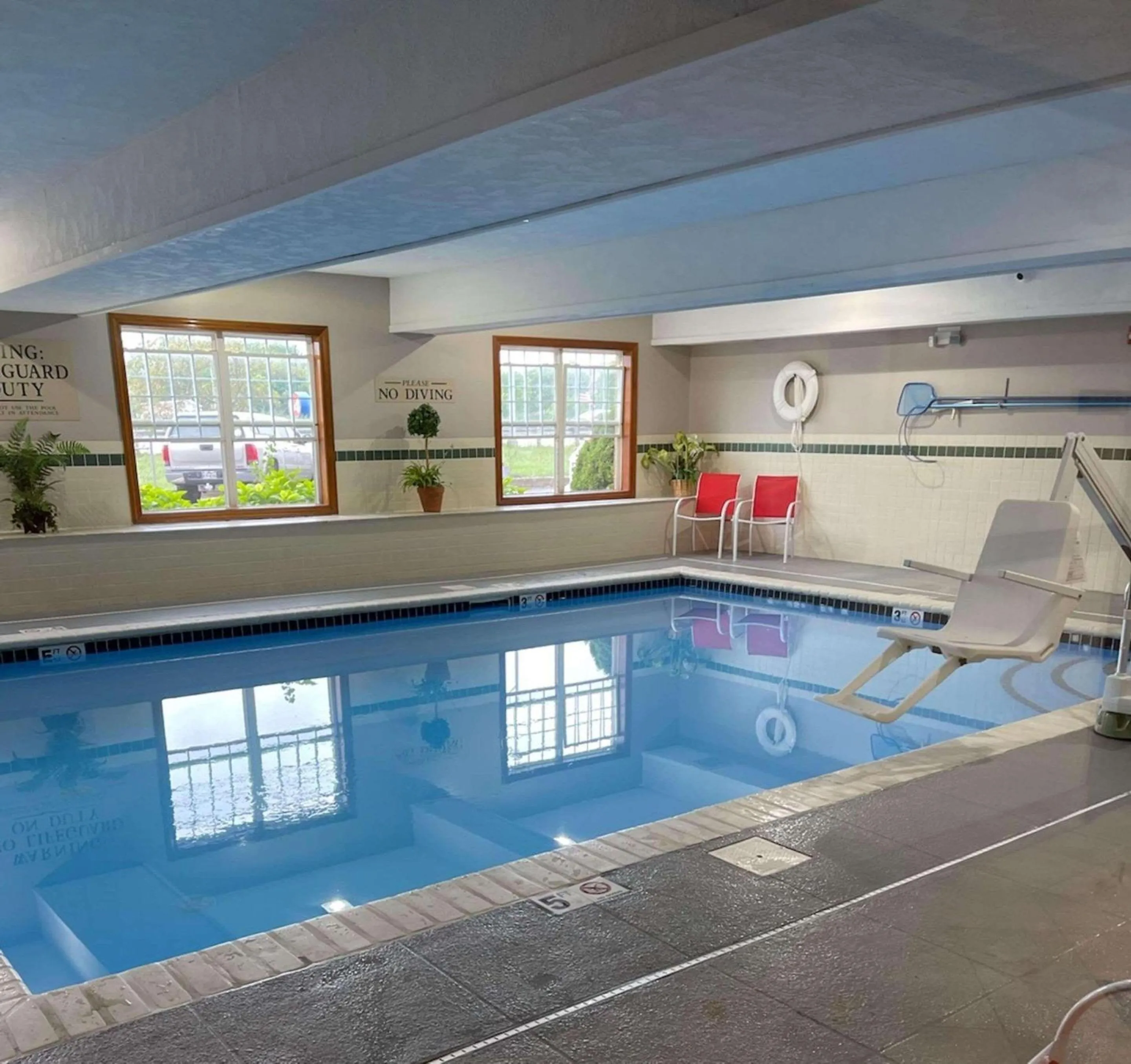 Swimming pool in Country Inn & Suites by Radisson, Macedonia, OH