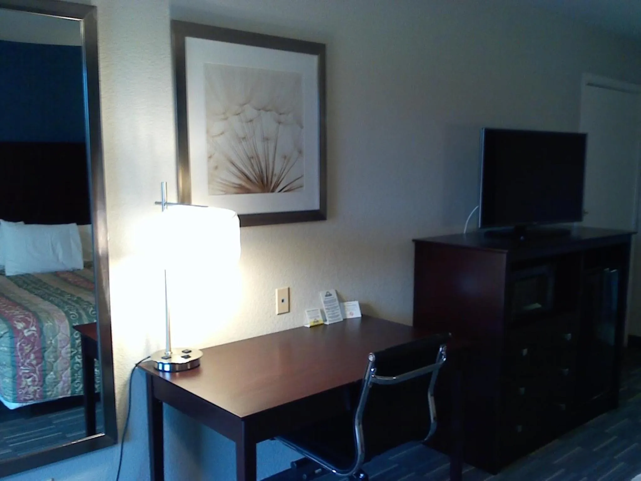 TV and multimedia, Bed in Days Inn by Wyndham Snyder