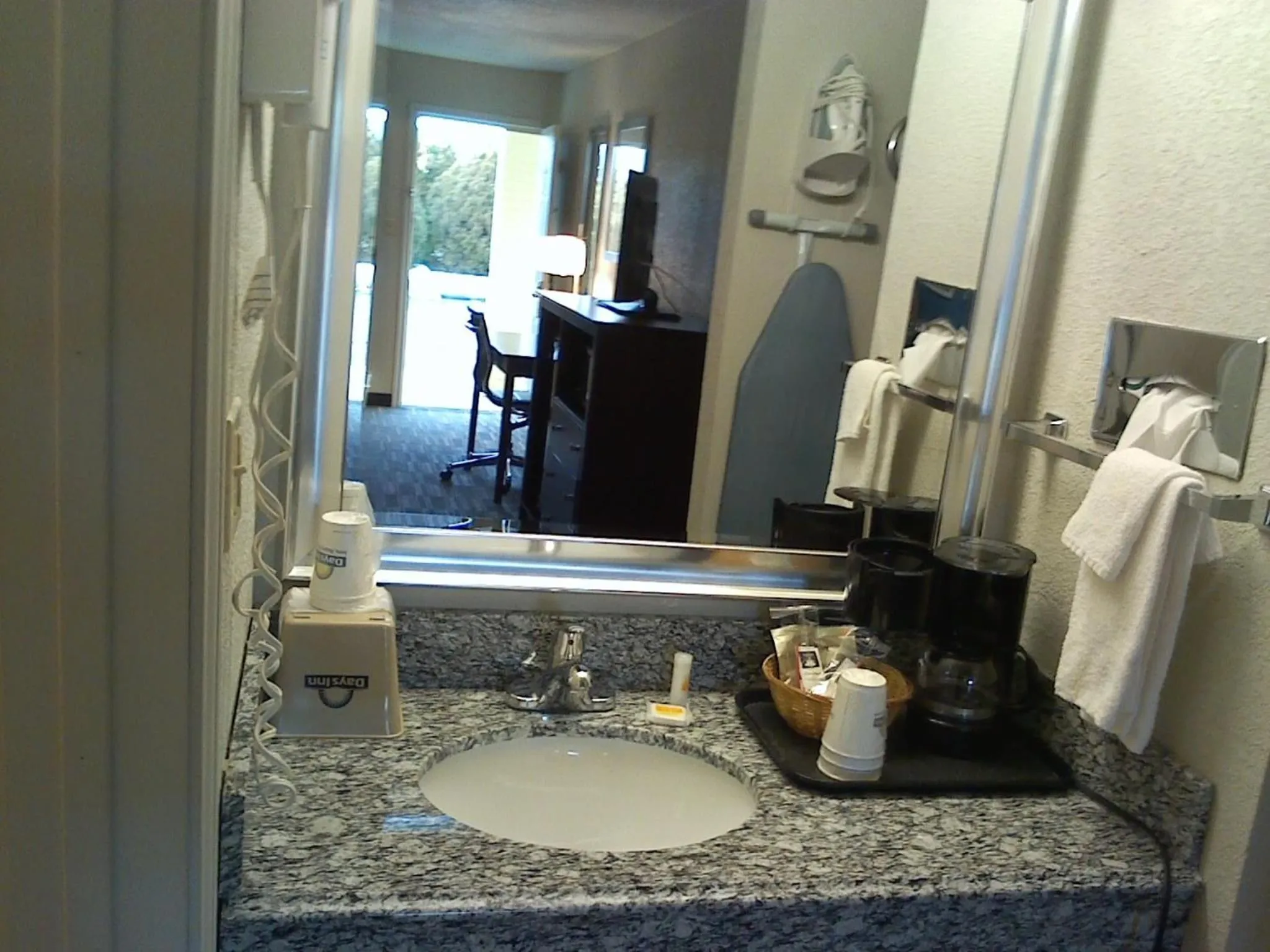 Coffee/tea facilities in Days Inn by Wyndham Snyder