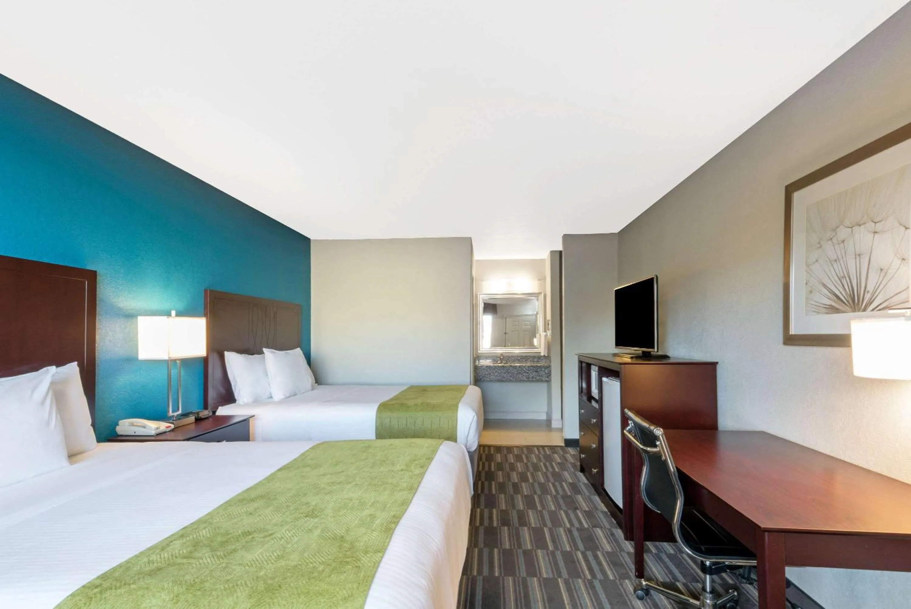 Photo of the whole room, Bed in Days Inn by Wyndham Snyder