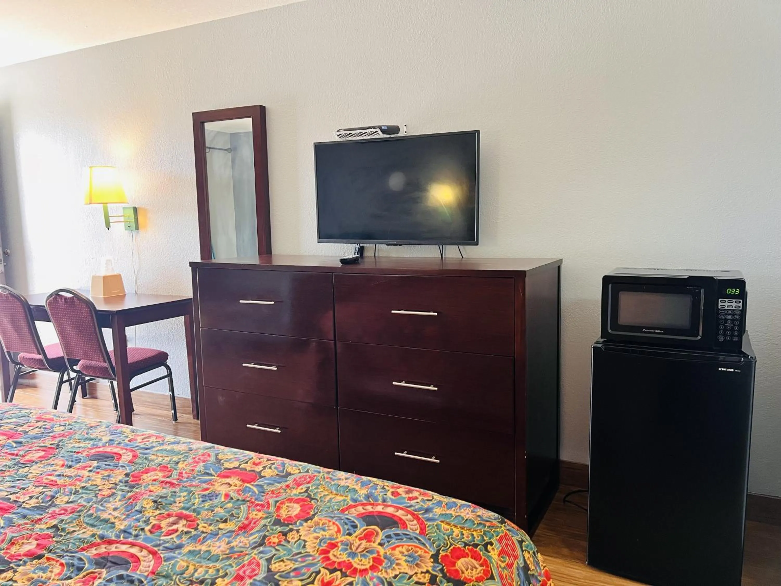 Living room, Bed in The Shades Motel